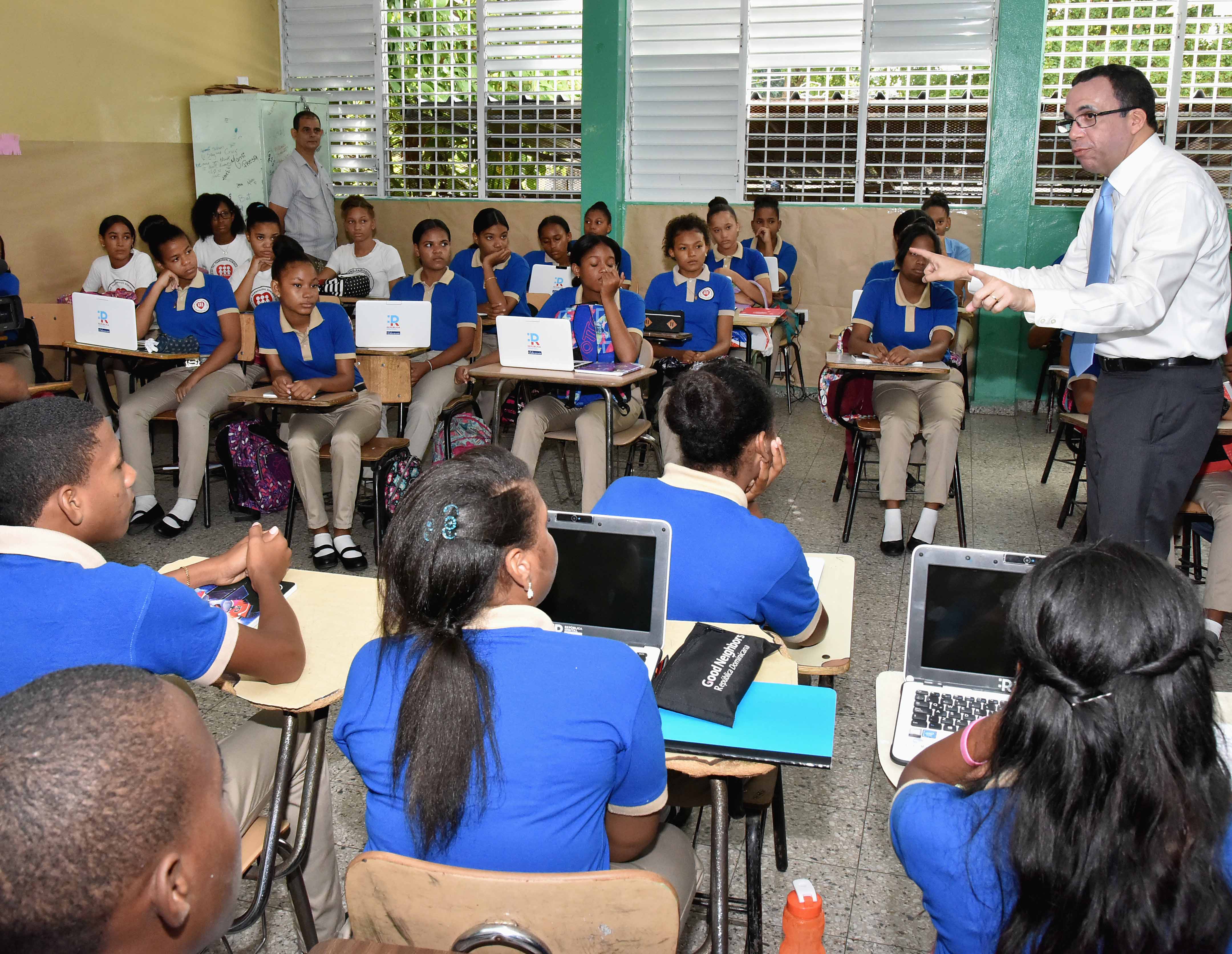  imagen Ministro Andrés Navarro de pie frente a estudiantes sentados con sus laptops de República Digital Educación 