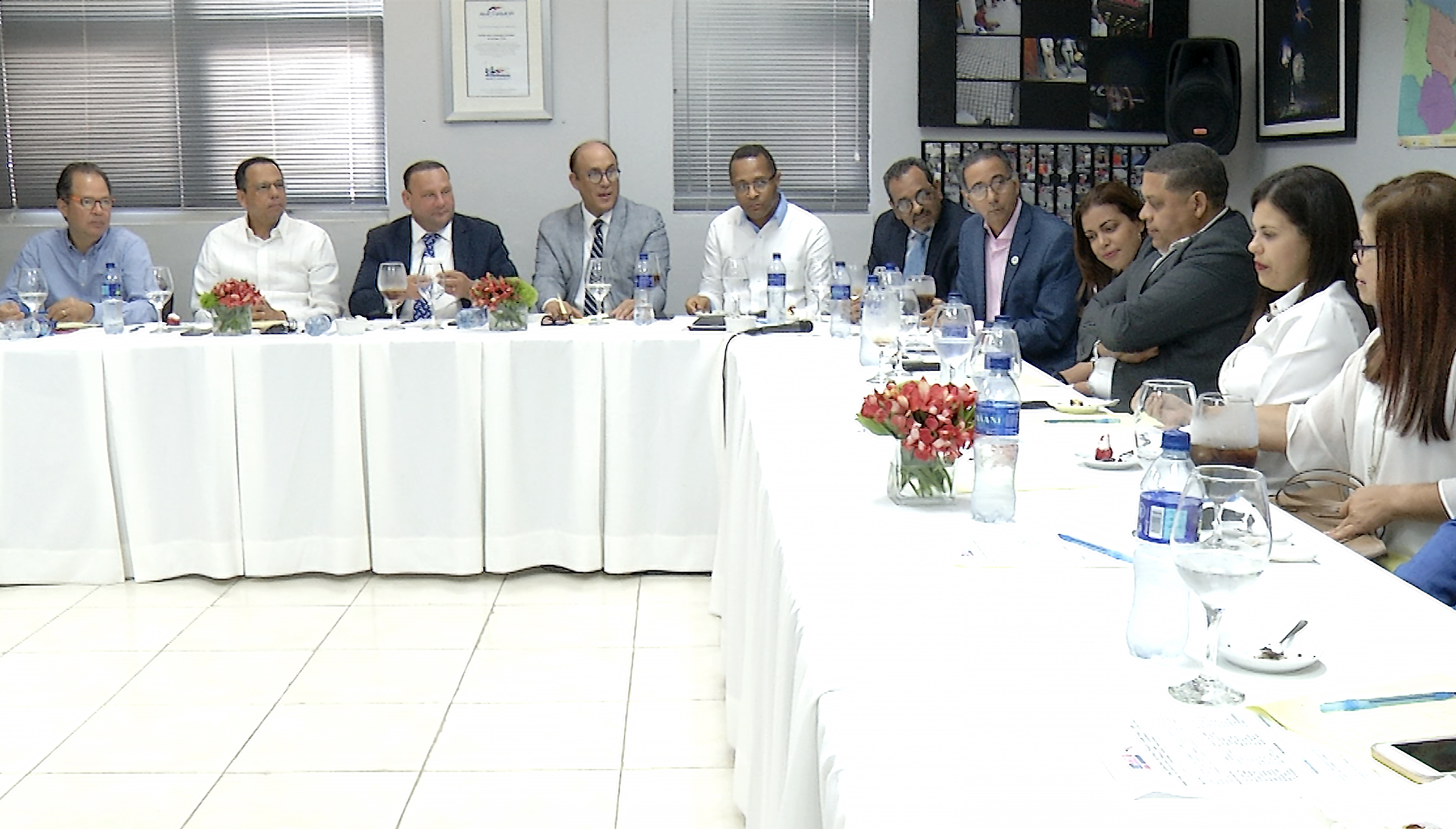  imagen Ministro sentado durante encuentro-almuerzo con los directivos y otras personalidades invitadas del Consejo para el Desarrollo Estratégico de la Ciudad y el Municipio de Santiago. 