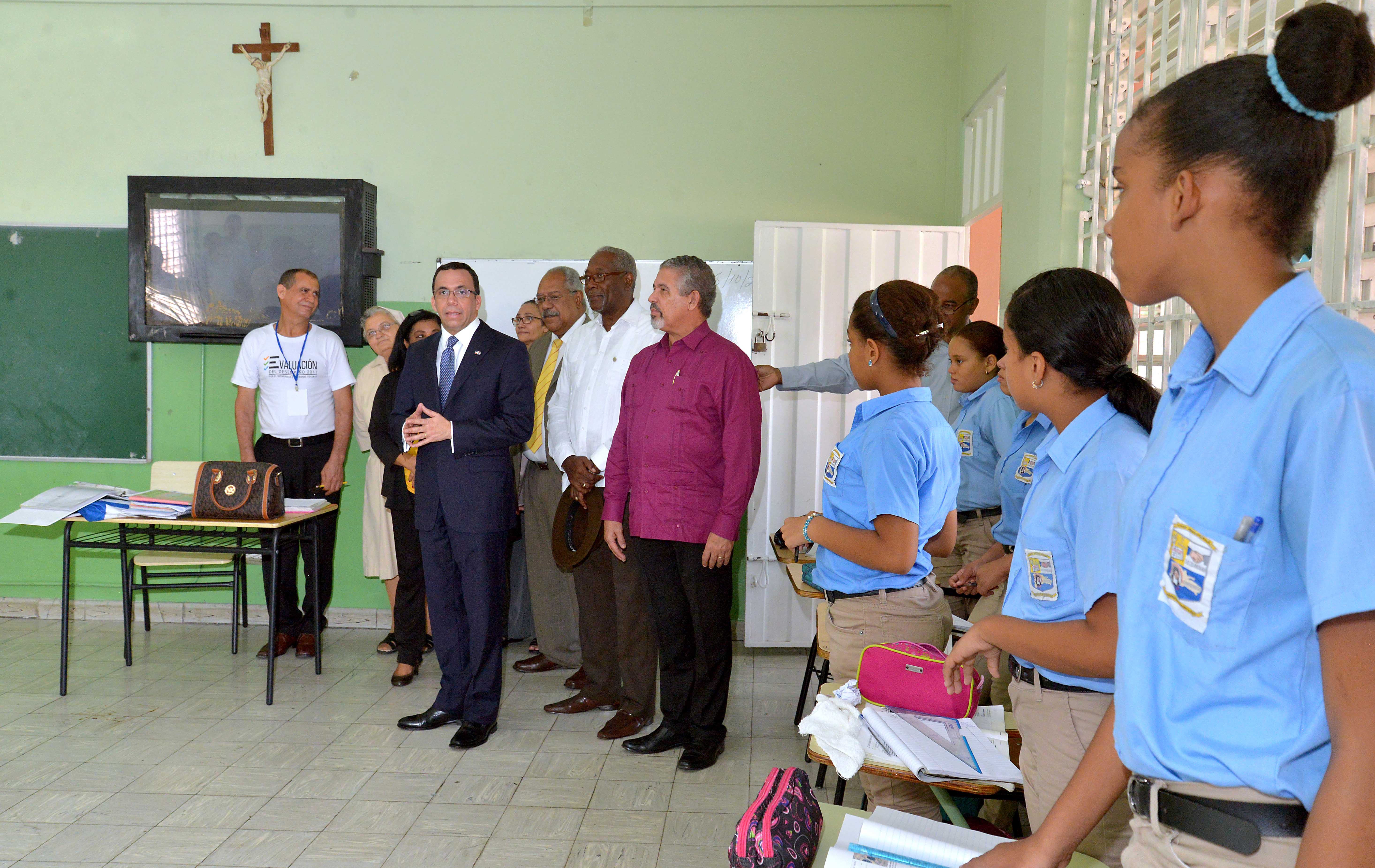 imagen Ministro Andrés Navarro durante visita de centro educativo. Junto a él directiva del centro y grupo de alumnos. 