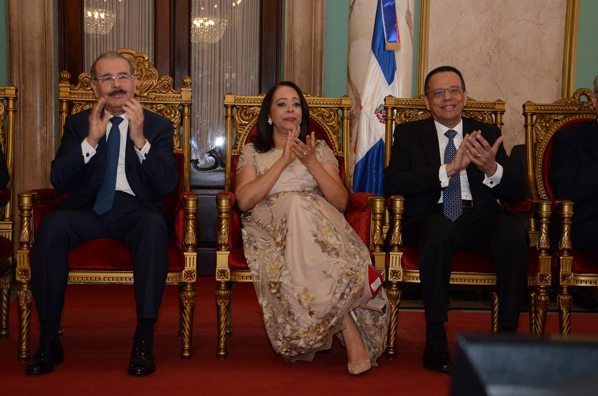  imagen La periodista Emilia Pereyra recibe el premio de las manos del presidente Danilo Medina 