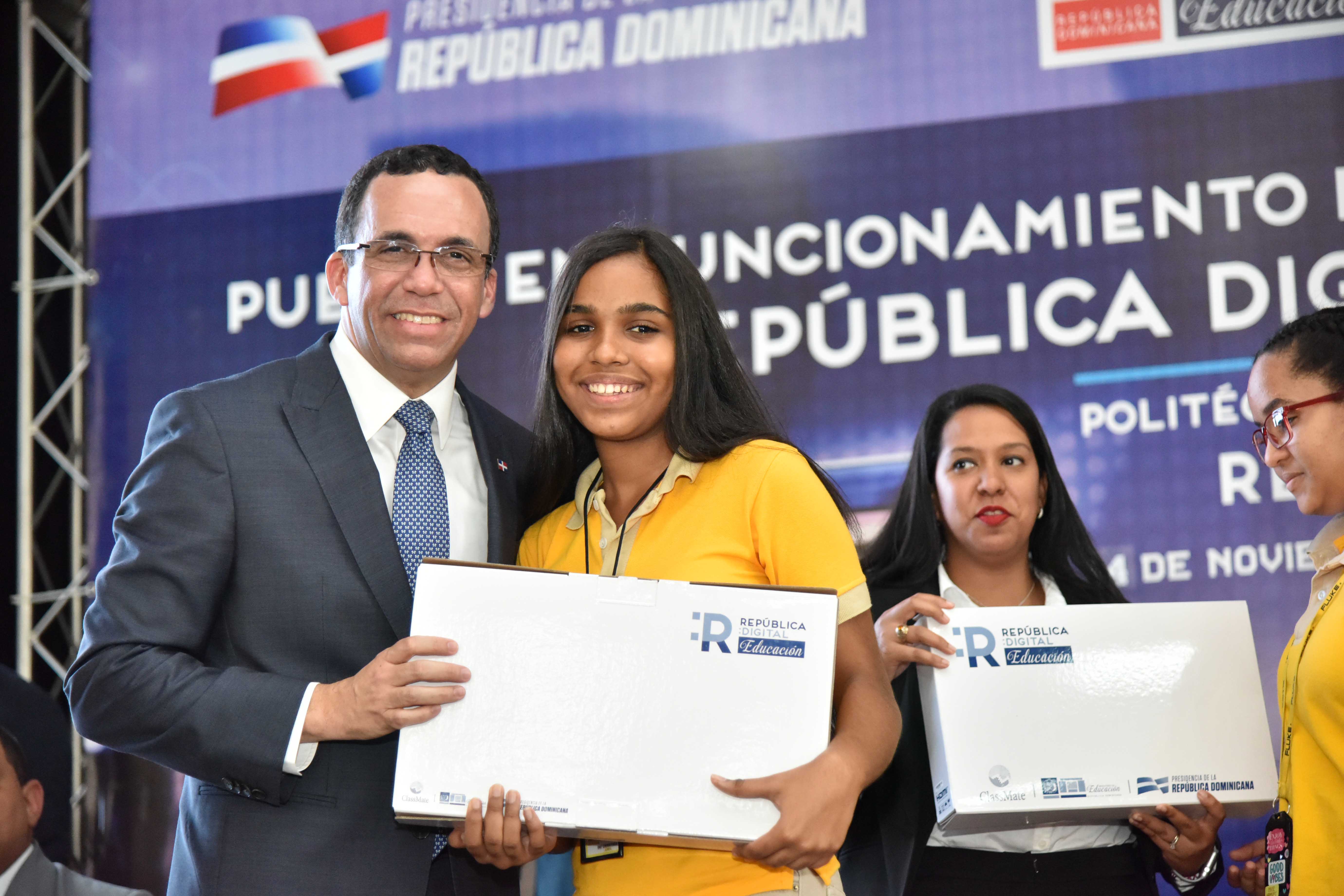  imagen Ministro Andrés Navarro de pie junto a estudiantes que recibieron su notebook del programa Repùblica Digital Educaciòn 