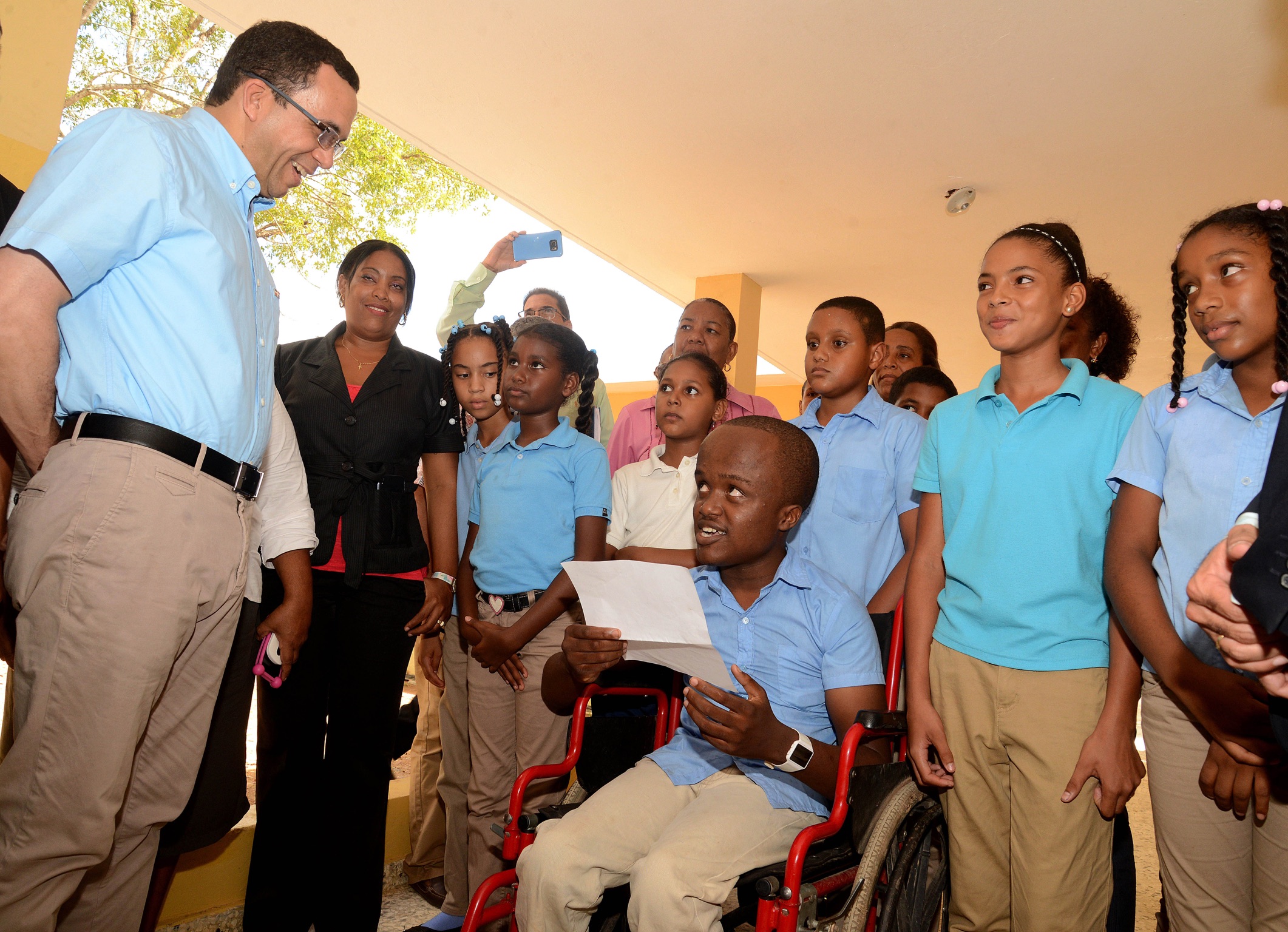  imagen Ministerio Andrés Navarro interactúa con estudiantes, entre ellos niño impedido físico-motor. 