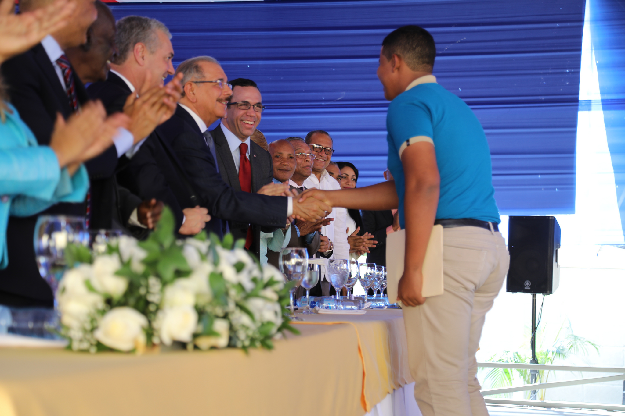  imagen Presidente Danilo Medina de pie junto a Ministro Andrés Navarro y demás autoridades educativas cortando cinta  inauguración de dos centros educativos en Las Matas de Farfán 