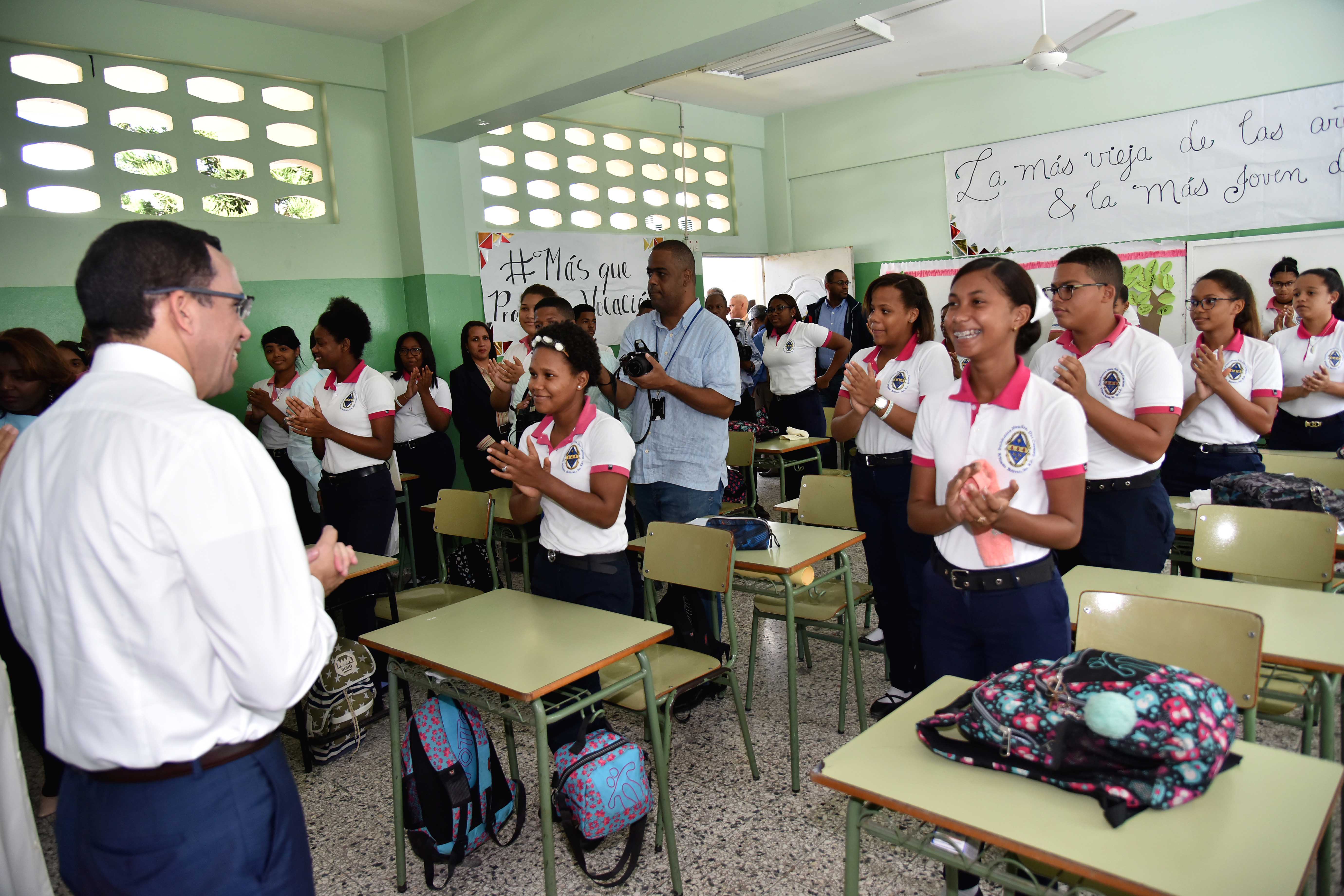  imagen Ministro Andrés Navarro en aula frente a estudiantes de politécnico Nuestra Señora Del Carmen en Simón Bolívar  