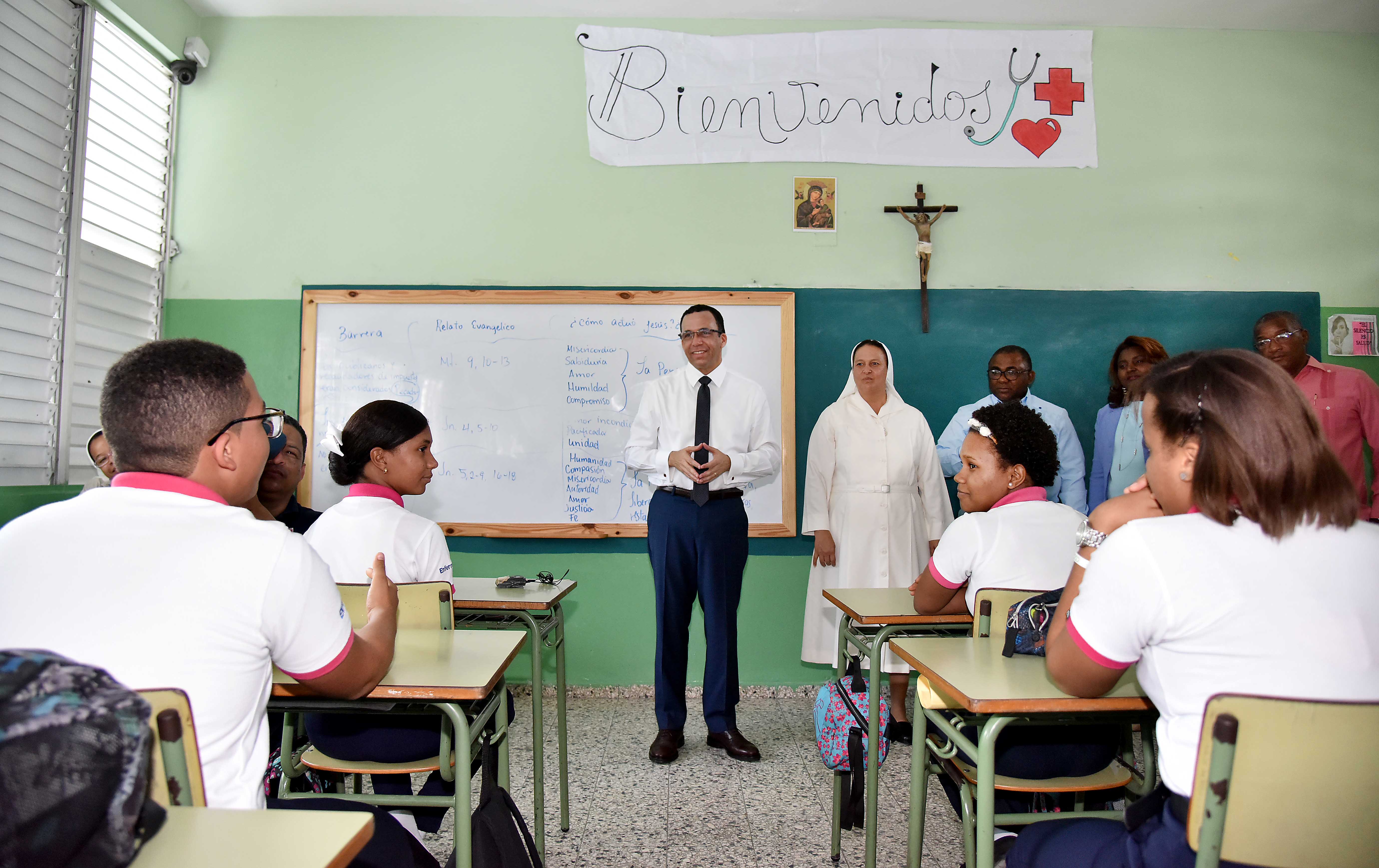  imagen Ministro Andrés Navarro en aula frente a estudiantes de politécnico Nuestra Señora Del Carmen en Simón Bolívar  