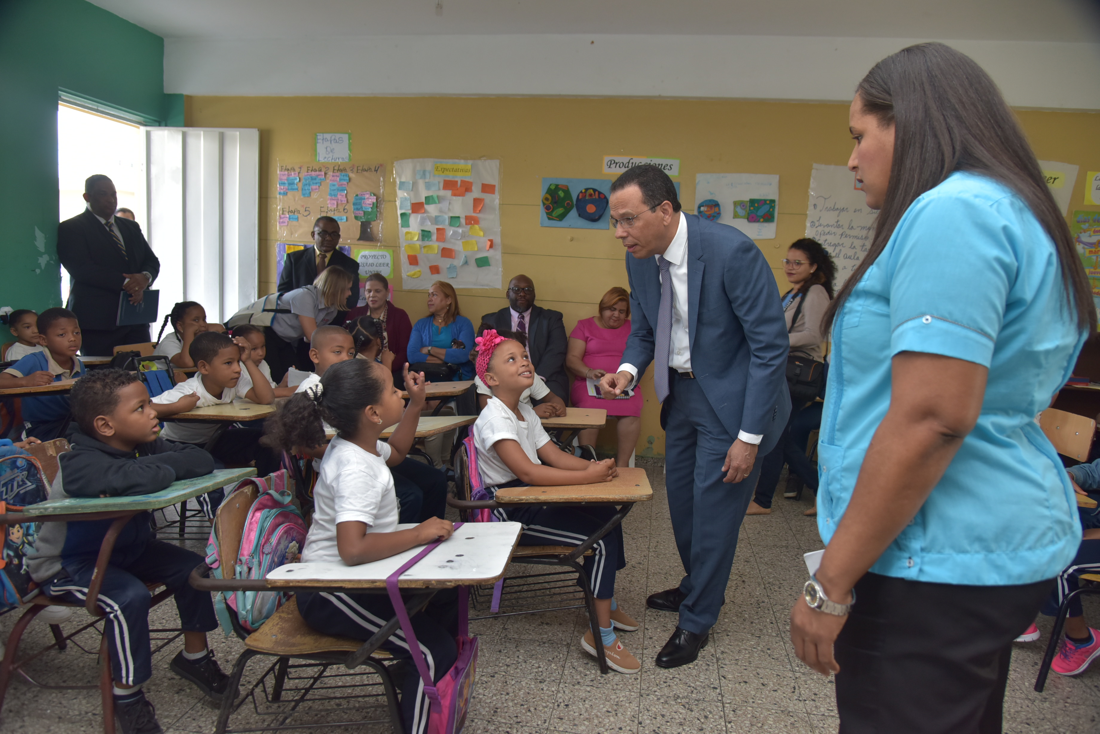  imagen Ministro Antonio Peña Mirabal visita estudiantes del Centro Parroquial Domingo Savio, del sector Los Guandules en esta capital. 