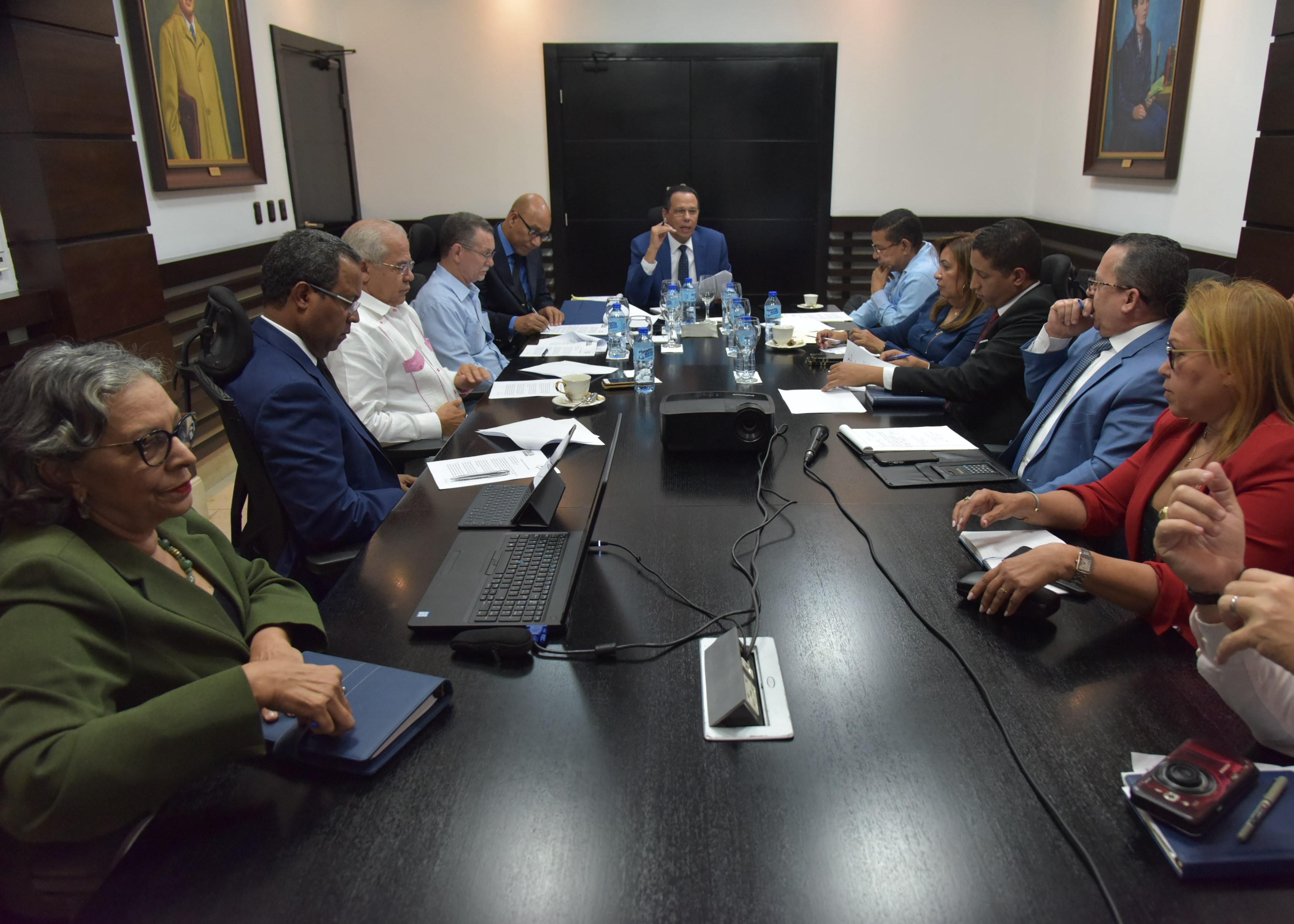  imagen Viceministros y directores generales del MINERD convocados  a reunión para  dar seguimiento con los principales responsables de las áreas envueltas en el reciente acuerdo firmado entre el MINERD y la Asociación Dominicana de Profesores (ADP). 