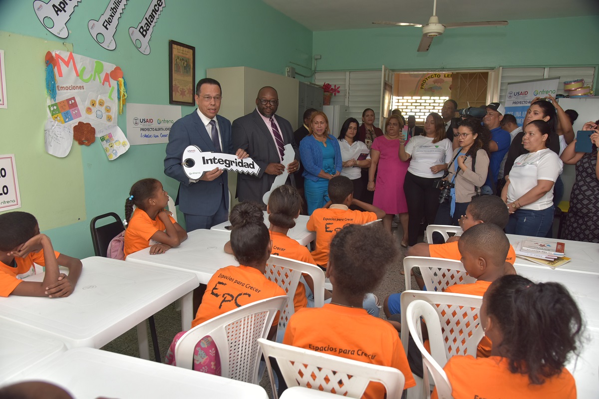  imagen Ministro de Educación, Antonio Peña Mirabal durante recorrido por el centro Parroquial Domingo Sabio 