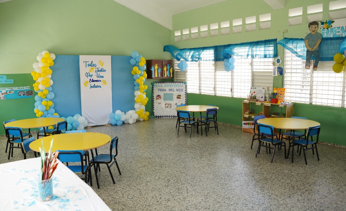  imagen Empleados del ministerio de Educación y maestros del sistema escolar dominicano posan felices por la entrega de la nueva aula de educación especial. 