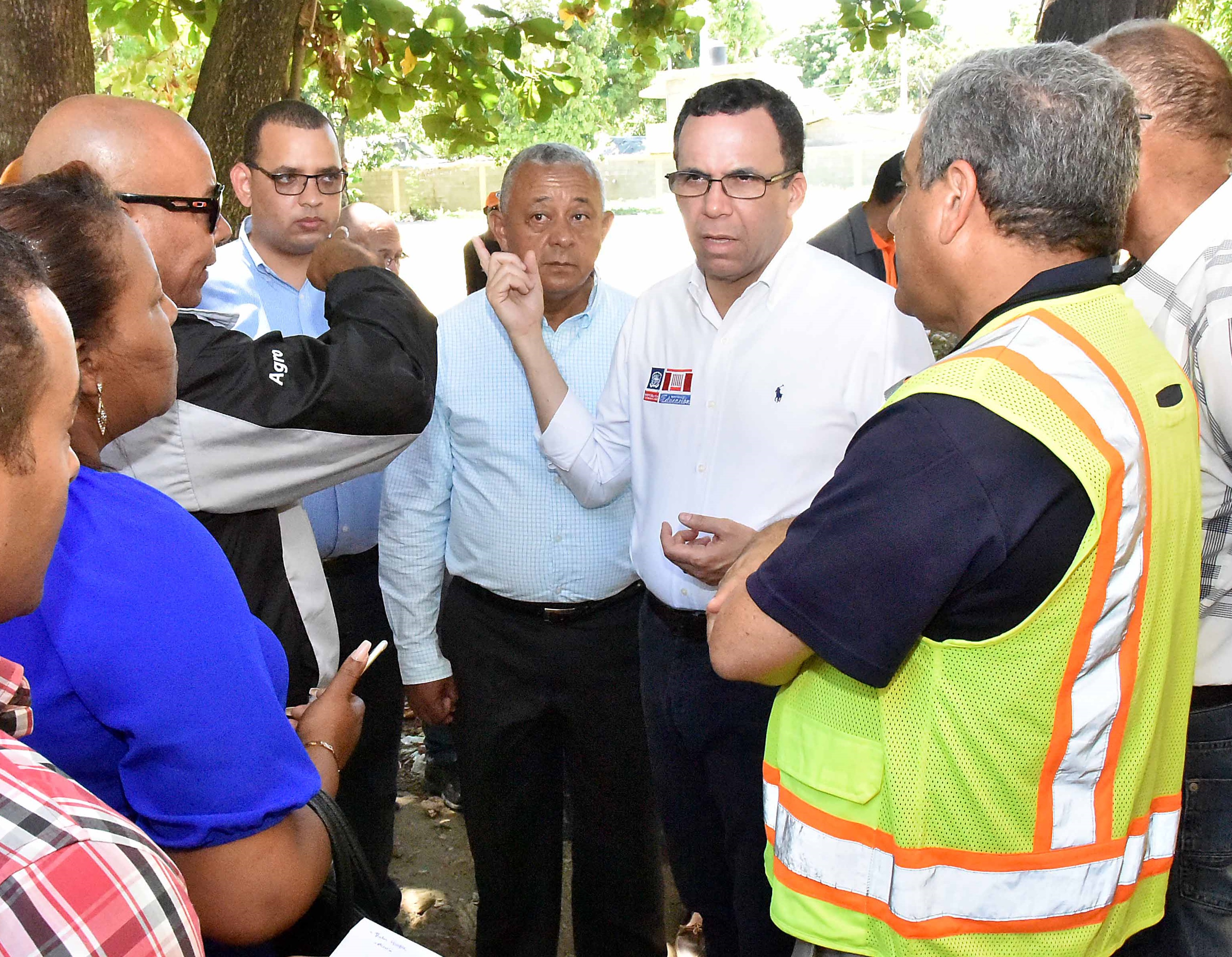 imagen Ministro Andres Navarro junto a comision de supervison tecnica recorriendo centros afectados por sismos  