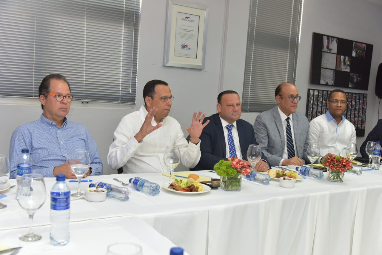  imagen Ministro sentado junto a otras autoridades durante encuentro-almuerzo. 