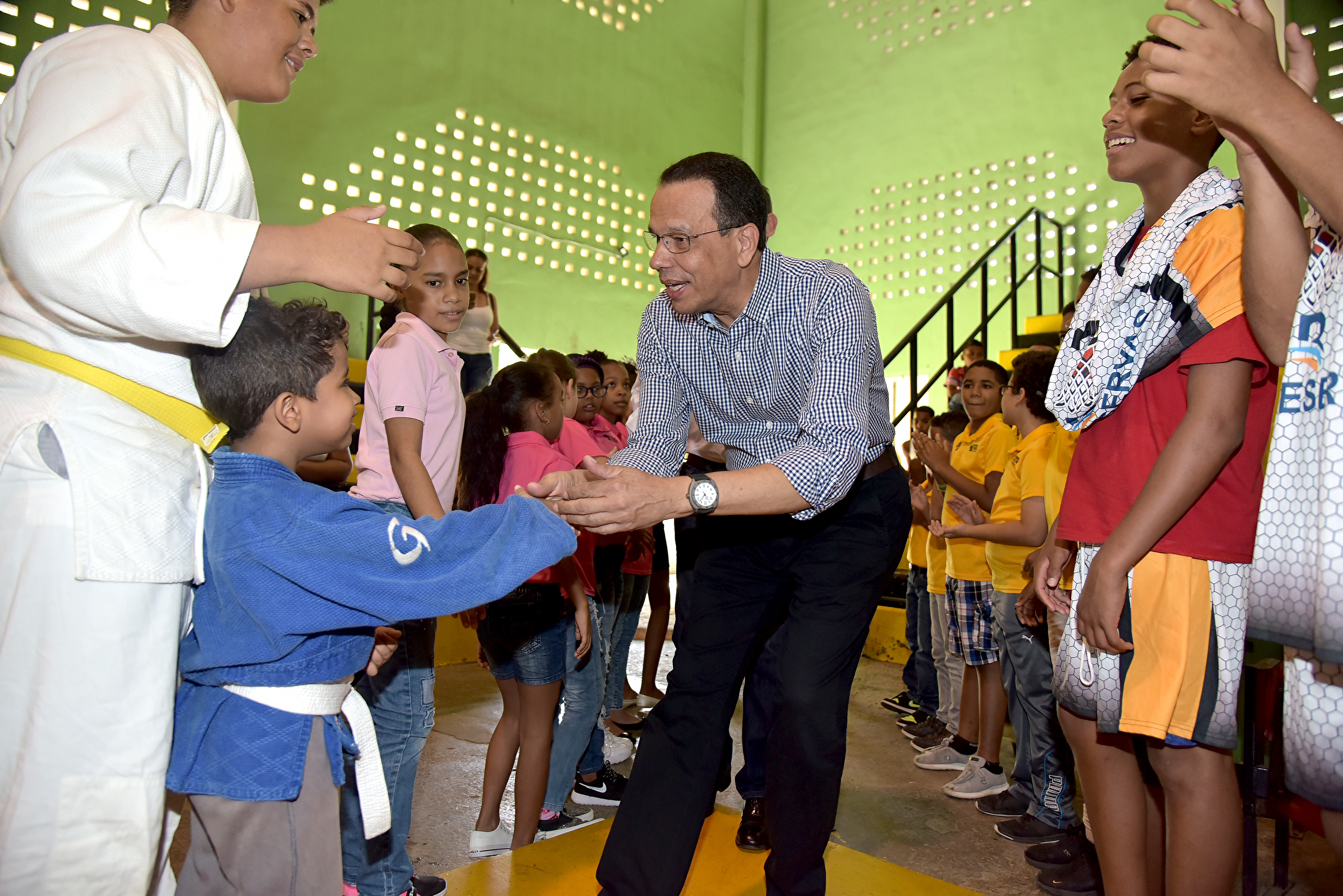  imagen Ministro de Educación, Antonio Peña Mirabal, conversa con un joven atleta del club GUG. 