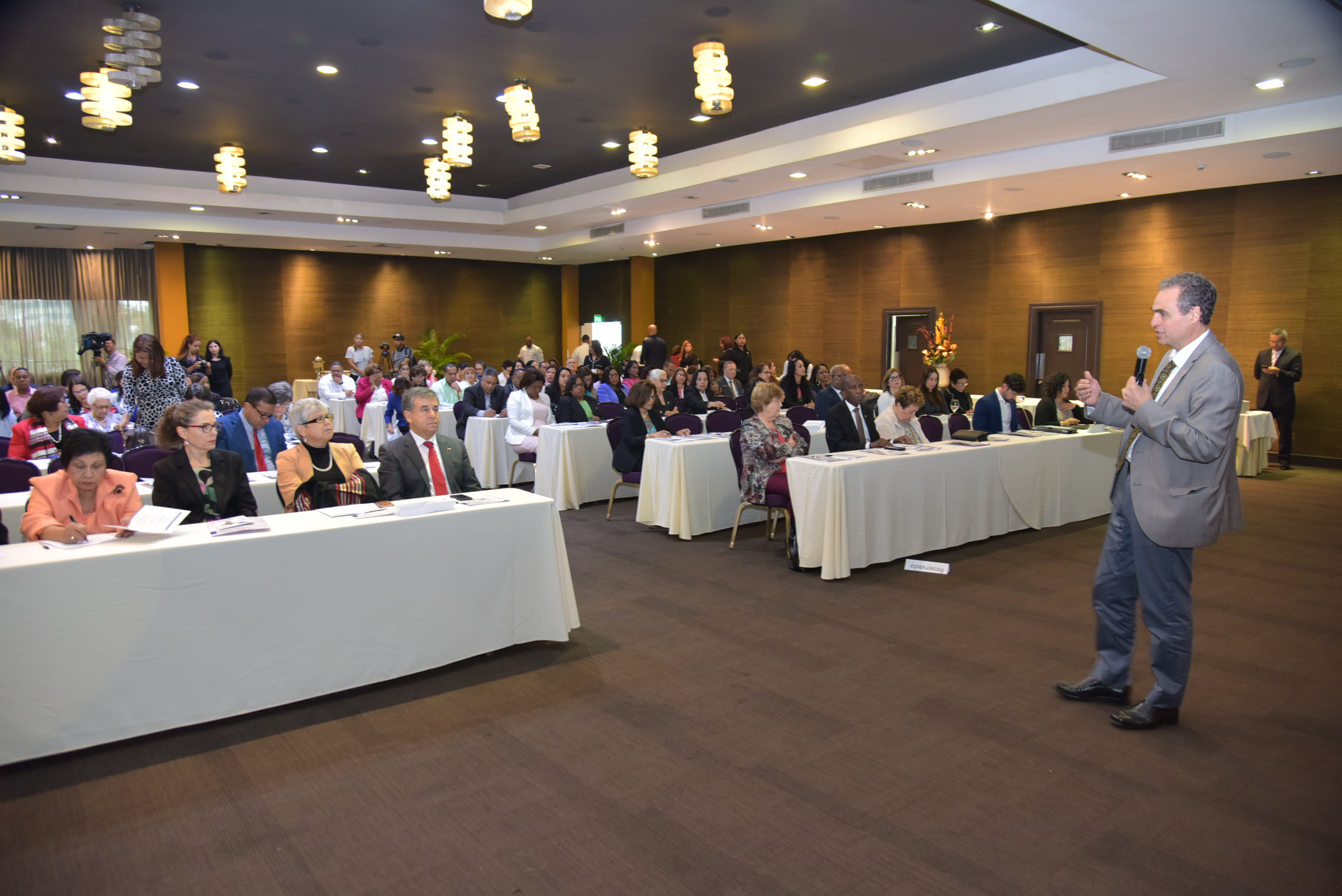  imagen Consultor chileno Jaime Veas durante conversatorio frente a los presentes en la conferencia. 