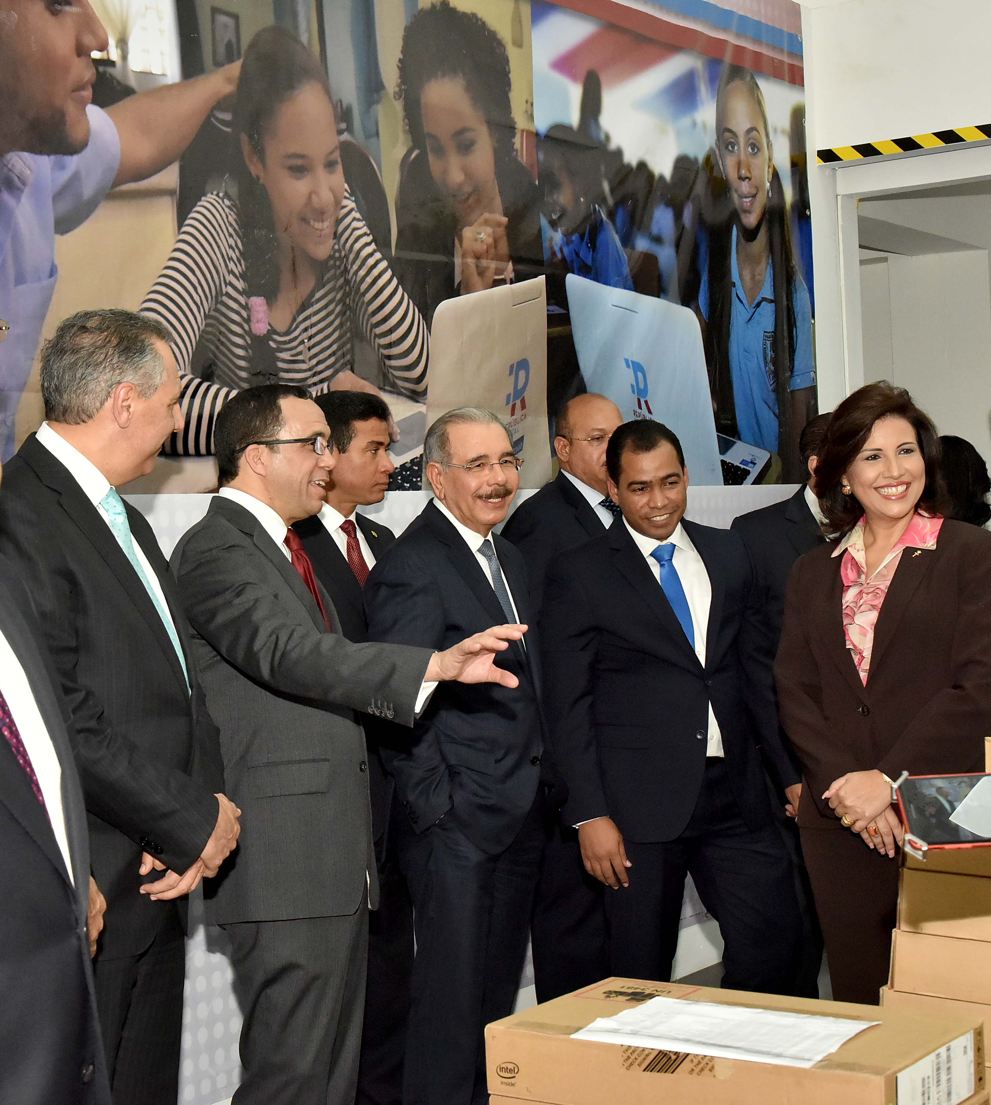  imagen Ministro Andrés Navarro de pie junto al presidente Danilo Medina, Vicepresidenta de la Rpública  y autoridades de Esado recorriendo intalaciones de República Digital Educación 
