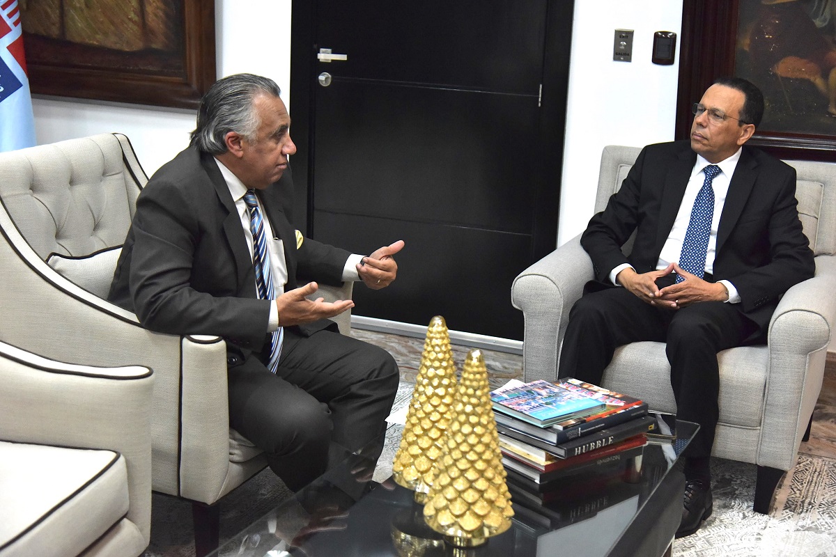  imagen  El ministro de Educación, Antonio Peña Mirabal y el presidente del Comité Olímpico Dominicano, Luisín Mejía 