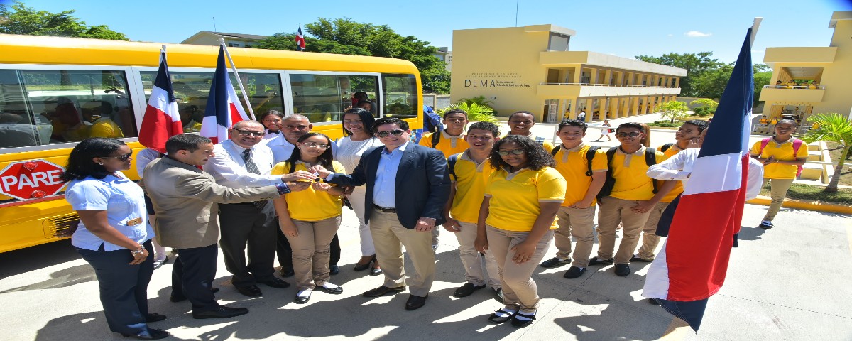  imagen  Jorge Moronta, director administrativo del Minerd, entrega el autobús a personal del centro educativo en presencia de estudiantes. 