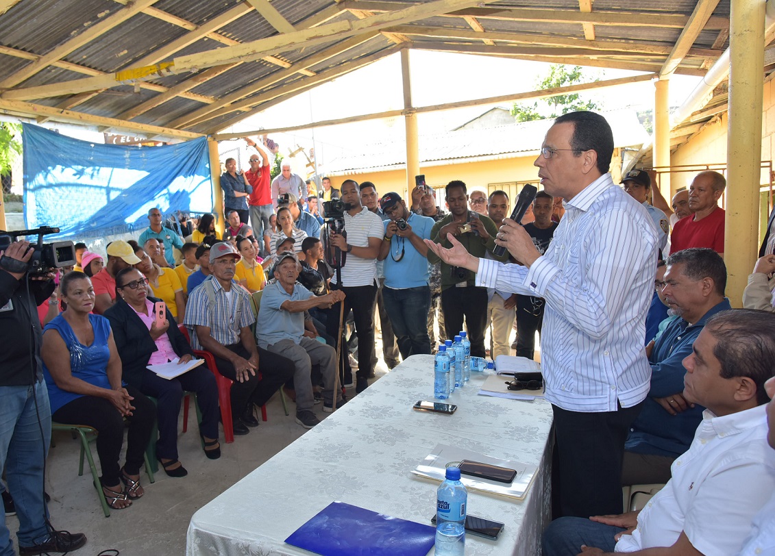  imagen  Ministro Antonio Peña Mirabal se compromete a terminar centros educativos paralizados en el distrito municipal El Caimito y los municipios Sabana Iglesia y Navarrete. 