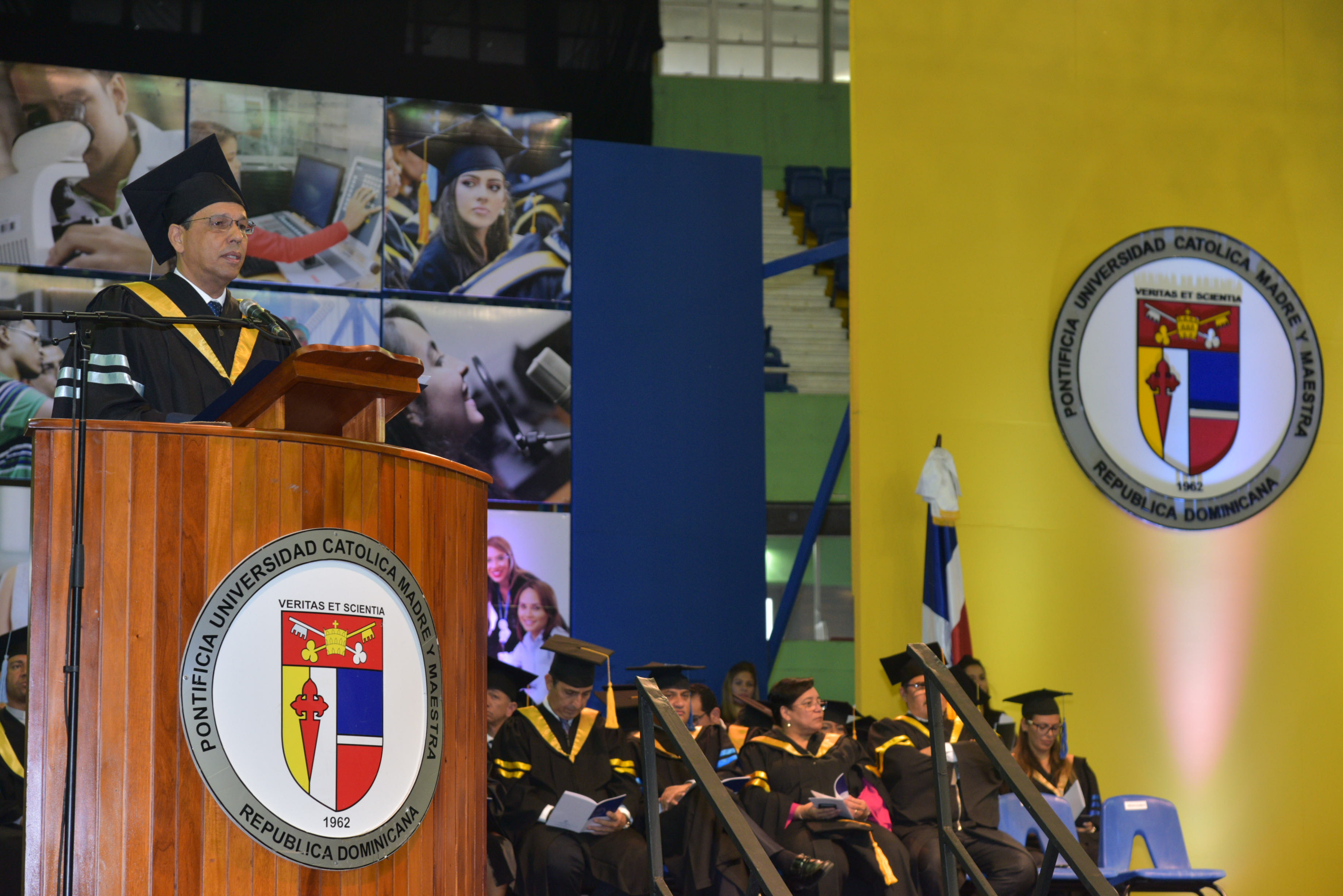  imagen Ministro de Educación, Antonio Peña Mirabal, como orador invitado en la Sexagésima Graduación de la Pontificia Universidad Católica Madre y Maestra.  