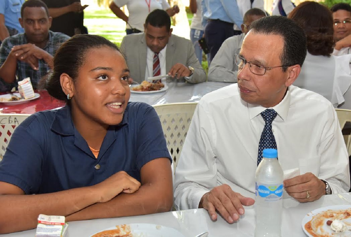  imagen Ministro Peña Mirabal durante el almuerzo con los estudiantes. 