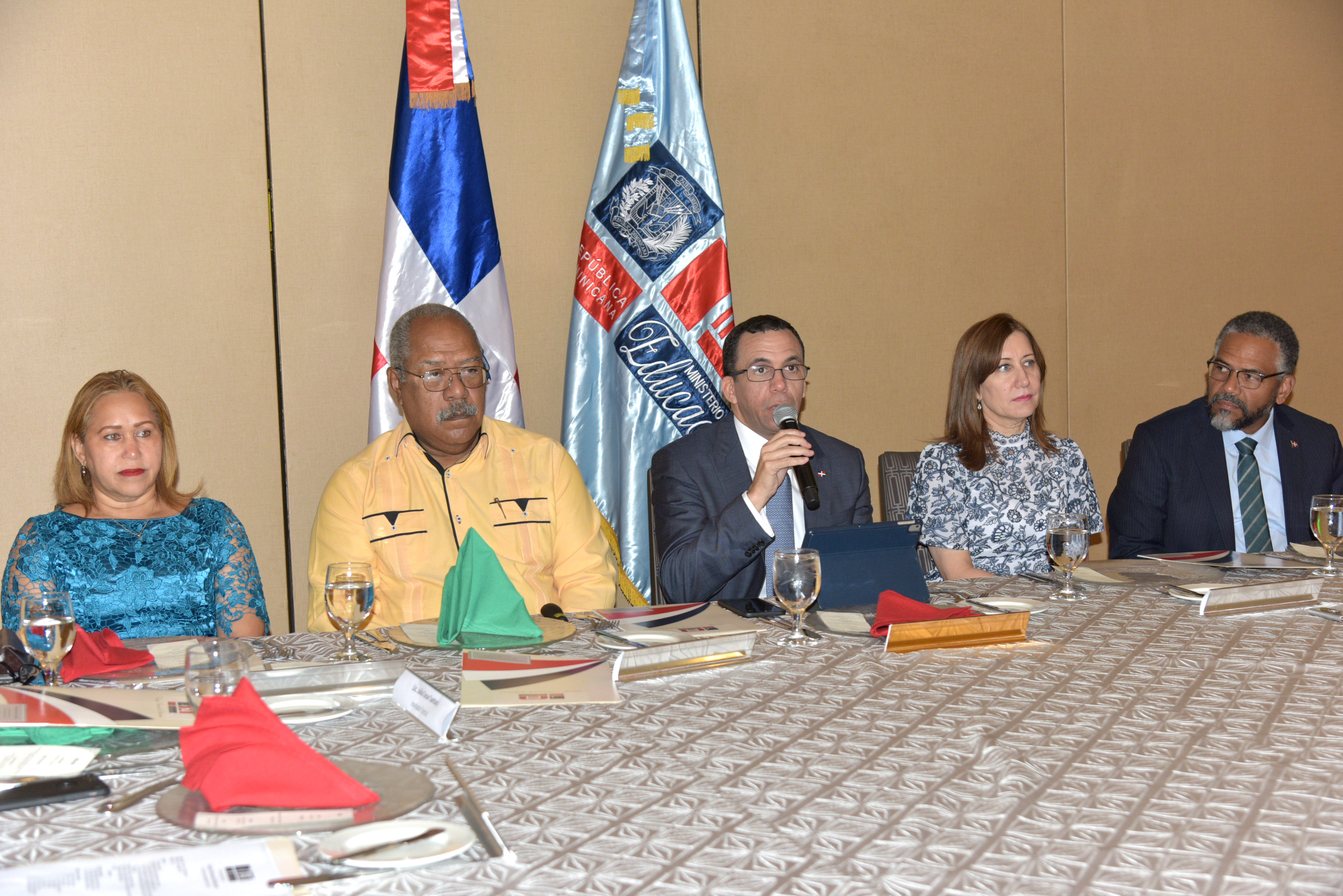  imagen Ministro Andrés Navarro sentado junto al Consejo Nacional de Educación presentando resultados de la Evaluación Docente  