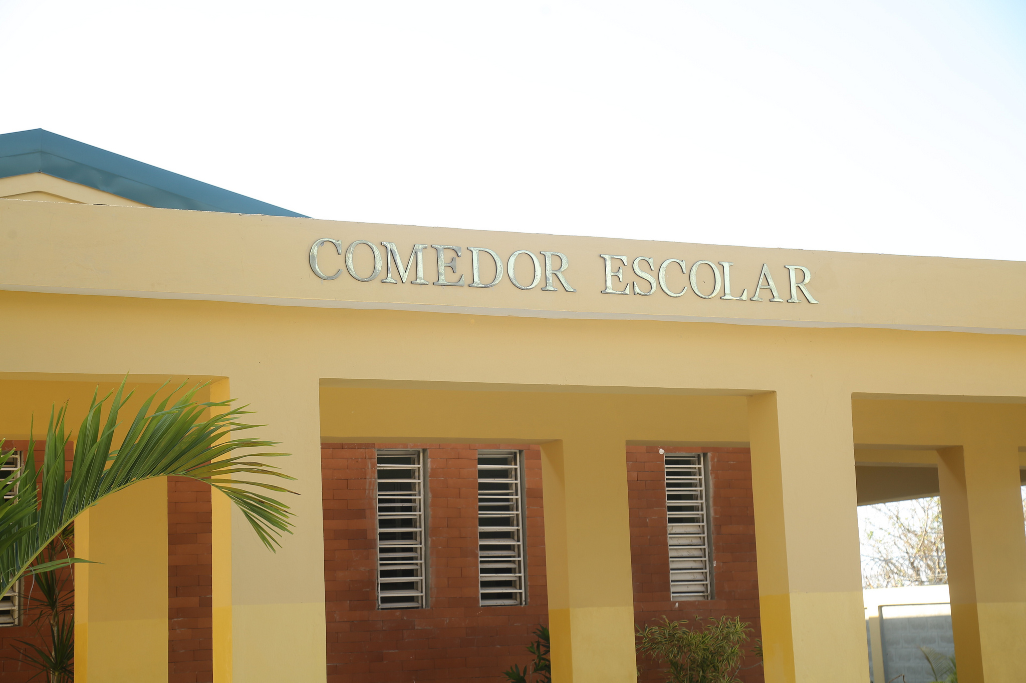  imagen Presidente Danilo Medina junto a autoridades educativas cortando cinta, dejando inaugurado dos liceos en La Altagracia
  