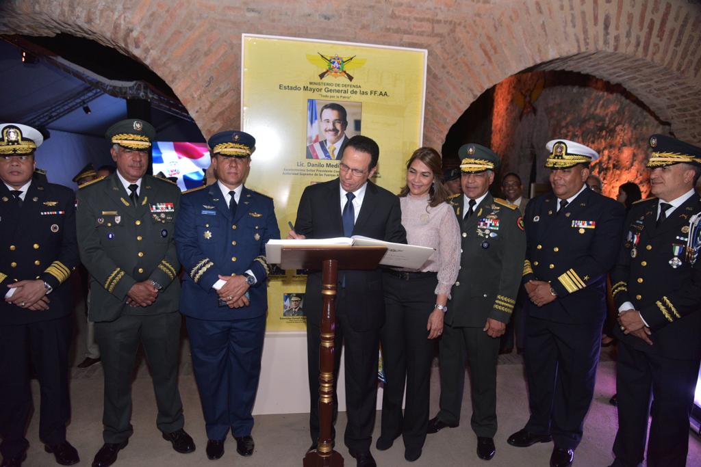  imagen Ministro Antonio Peña Mirabal durante su recorrido en la Feria Internacional del Libro 2019  