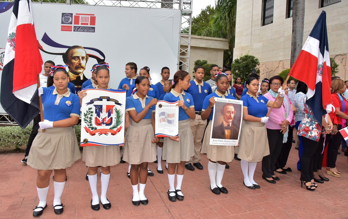  imagen Estudiantes durante acto a los Trinitarios por el 176 aniversario de la Independencia Nacional 