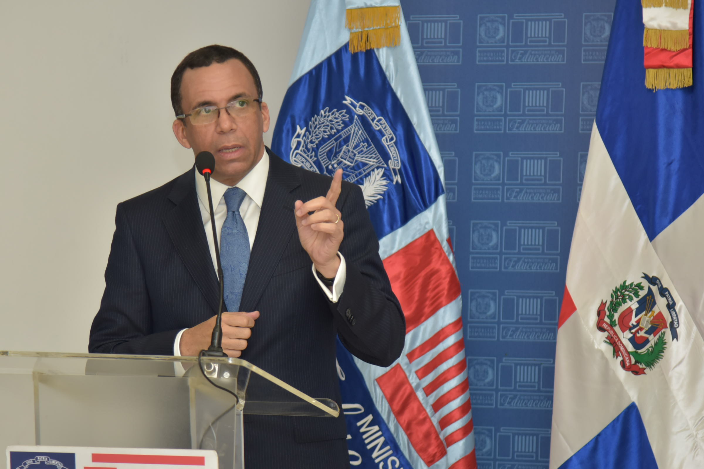  imagen Ministro Andrés Navarro de pie en podium anunciando nueva disposición de mesa de ayuda 
  
