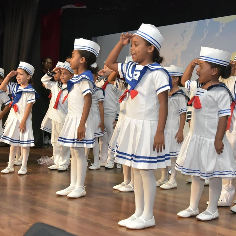  imagen Niños bailan en el escenario durante su presentación en XII Muestra Nacional de Educación Artística y la Sexta Gala de la Modalidad en Artes 