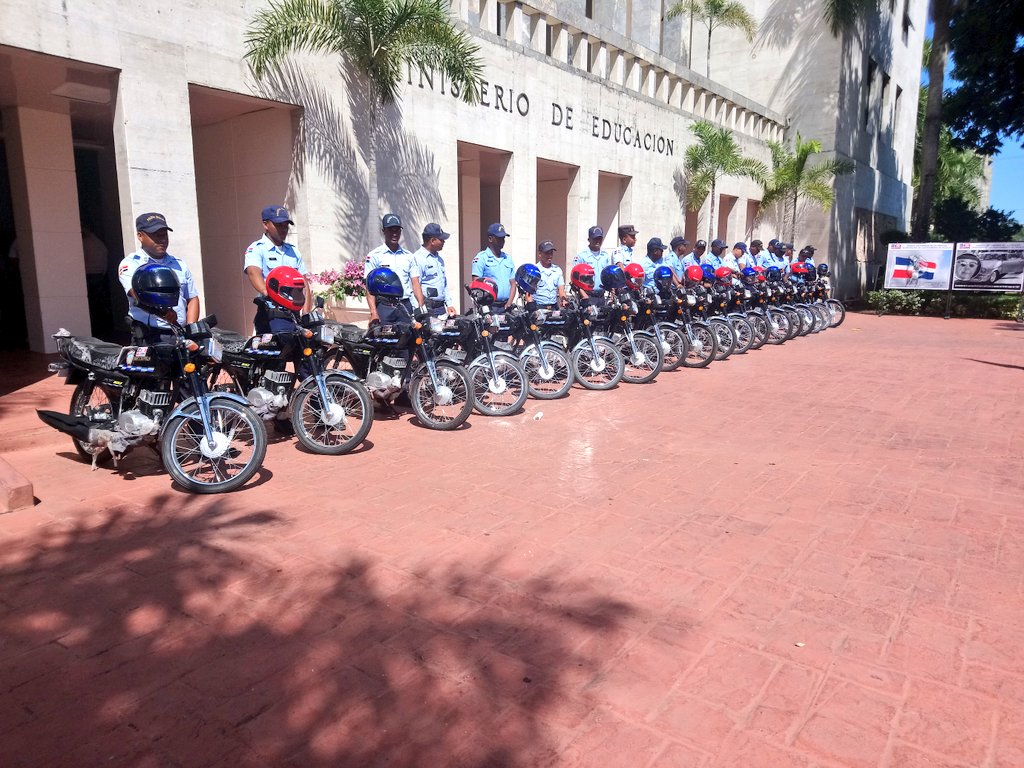 imagen Ministro Antonio Peña Mirabal durante la entrega de las motocicletas frente a la SEDE del Ministerio de Educación. 