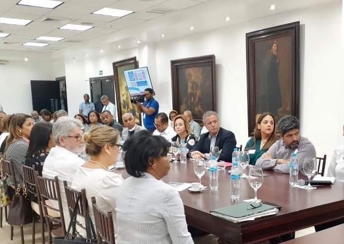  imagen Reunión del ministro Peña Mirabal con los representantes de asociaciones de centros educativos privados del país, para socializar las medidas que se han ido tomando respecto al coronavirus. 
