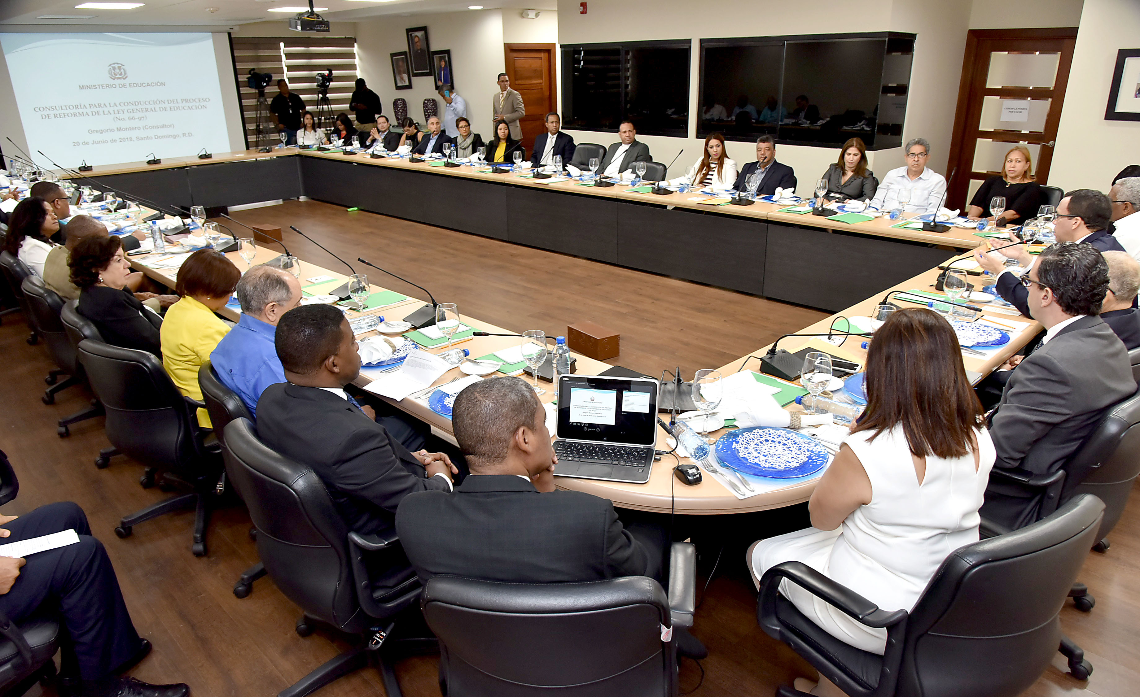  imagen Ministro Andrés Navarro junto a miembros del Consejos Económico y Social sentaros durante reunión   