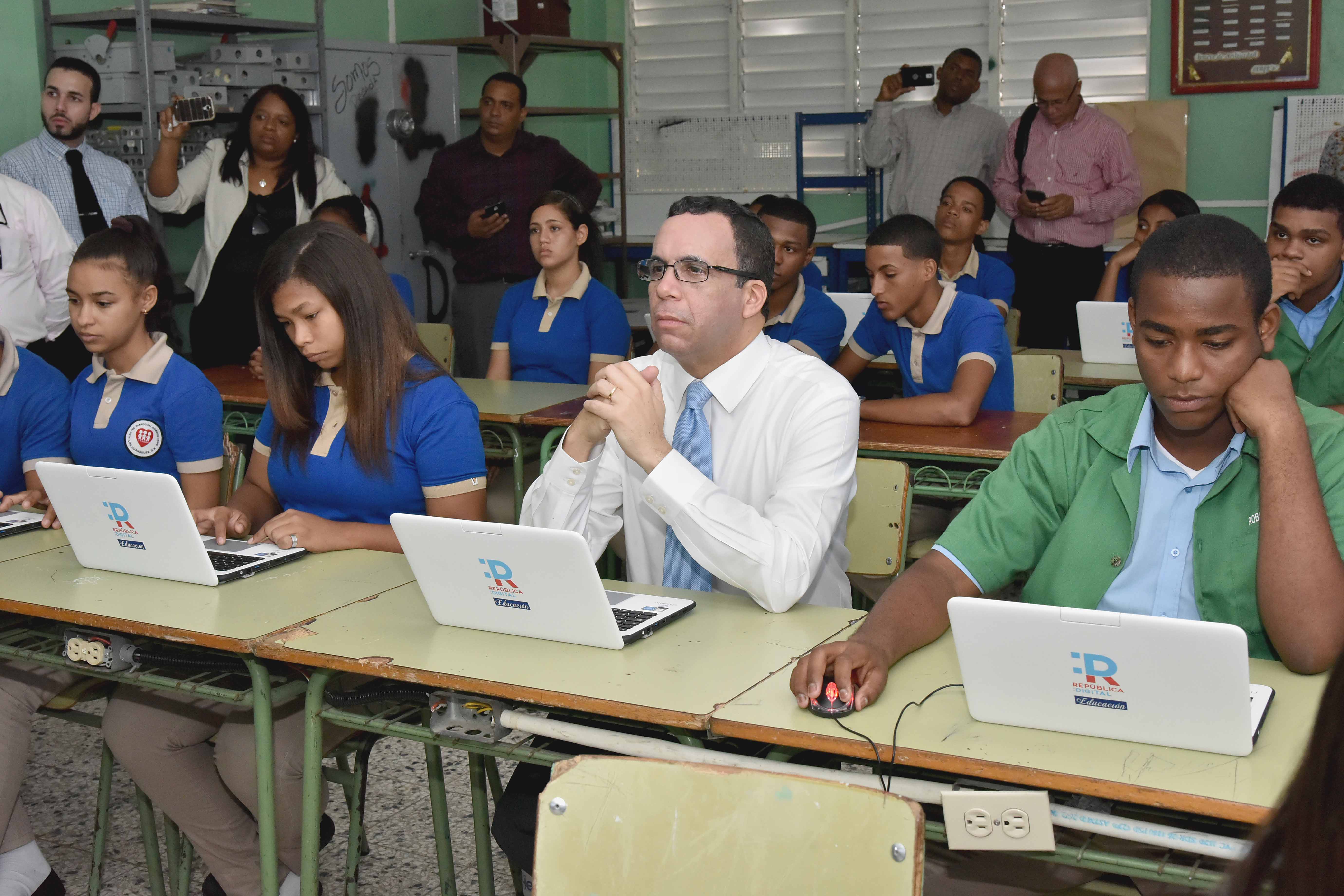  imagen Ministro Andrés Navarro de pie frente a estudiantes sentados con sus laptops de República Digital Educación 