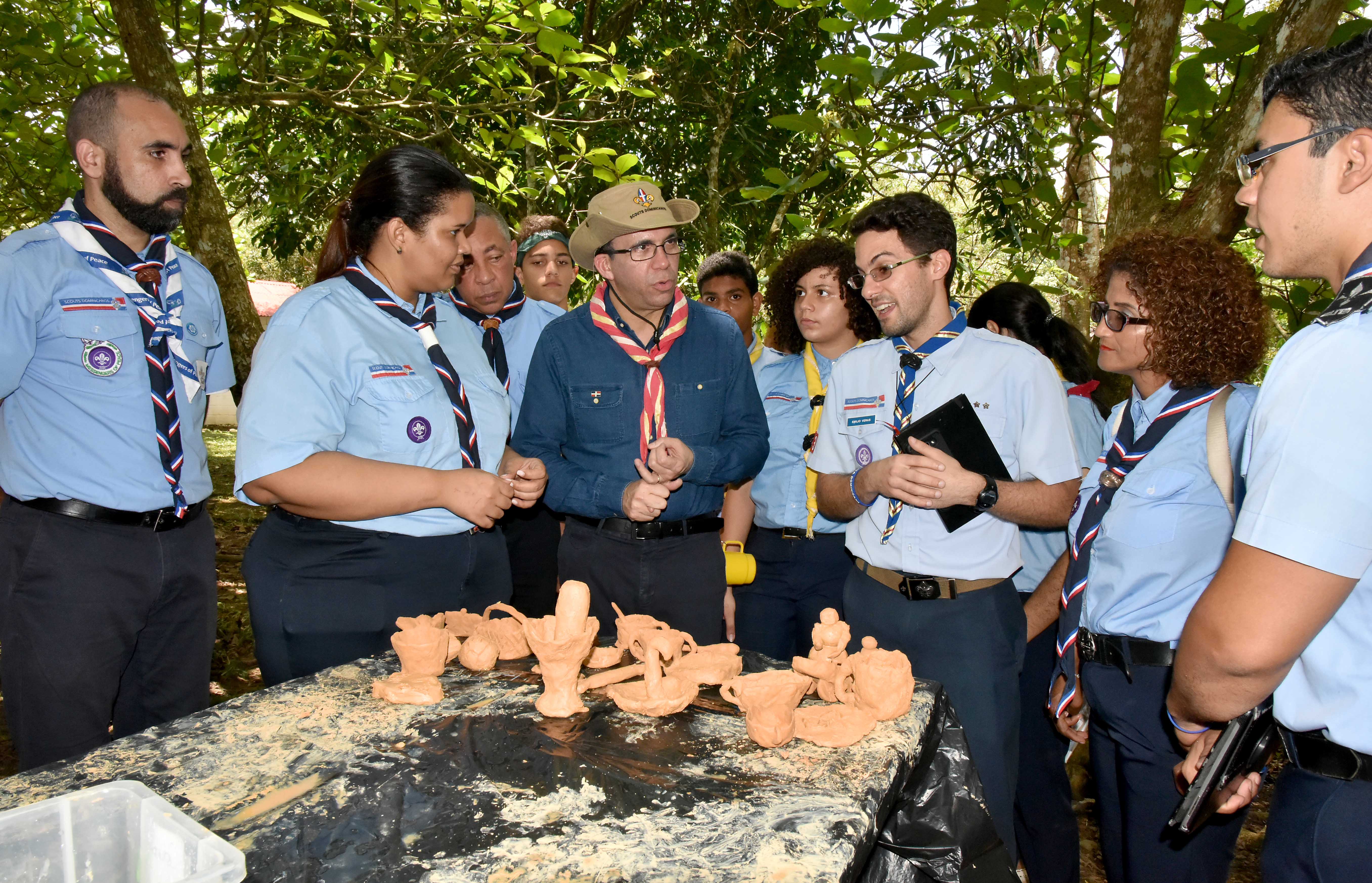  imagen Ministro Andrés Navarro compartiendo impresiones con jóvenes del Movimiento Scouts 