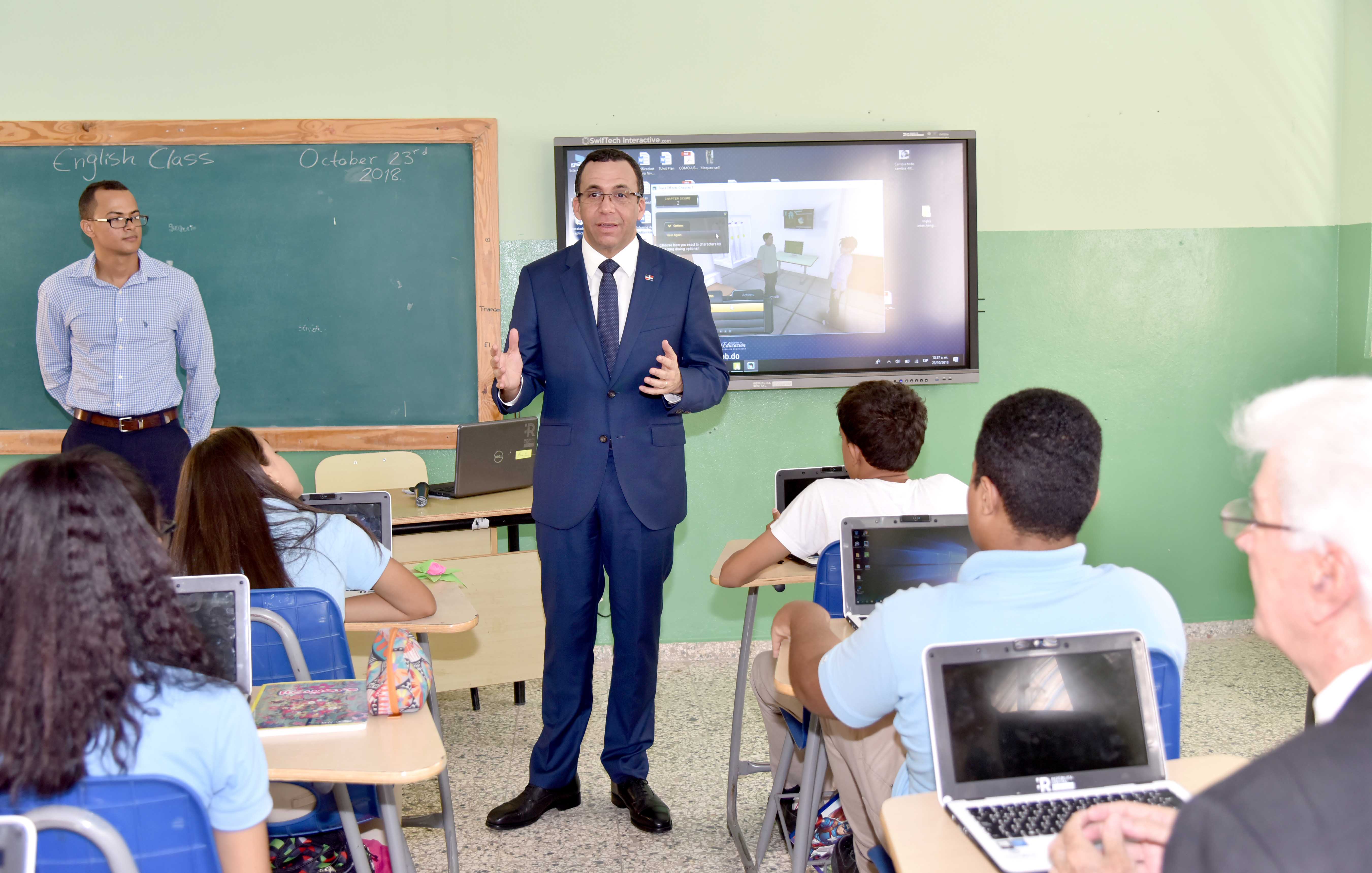  imagen Ministro Andrés Navarro de pie conversando con estudiantes 