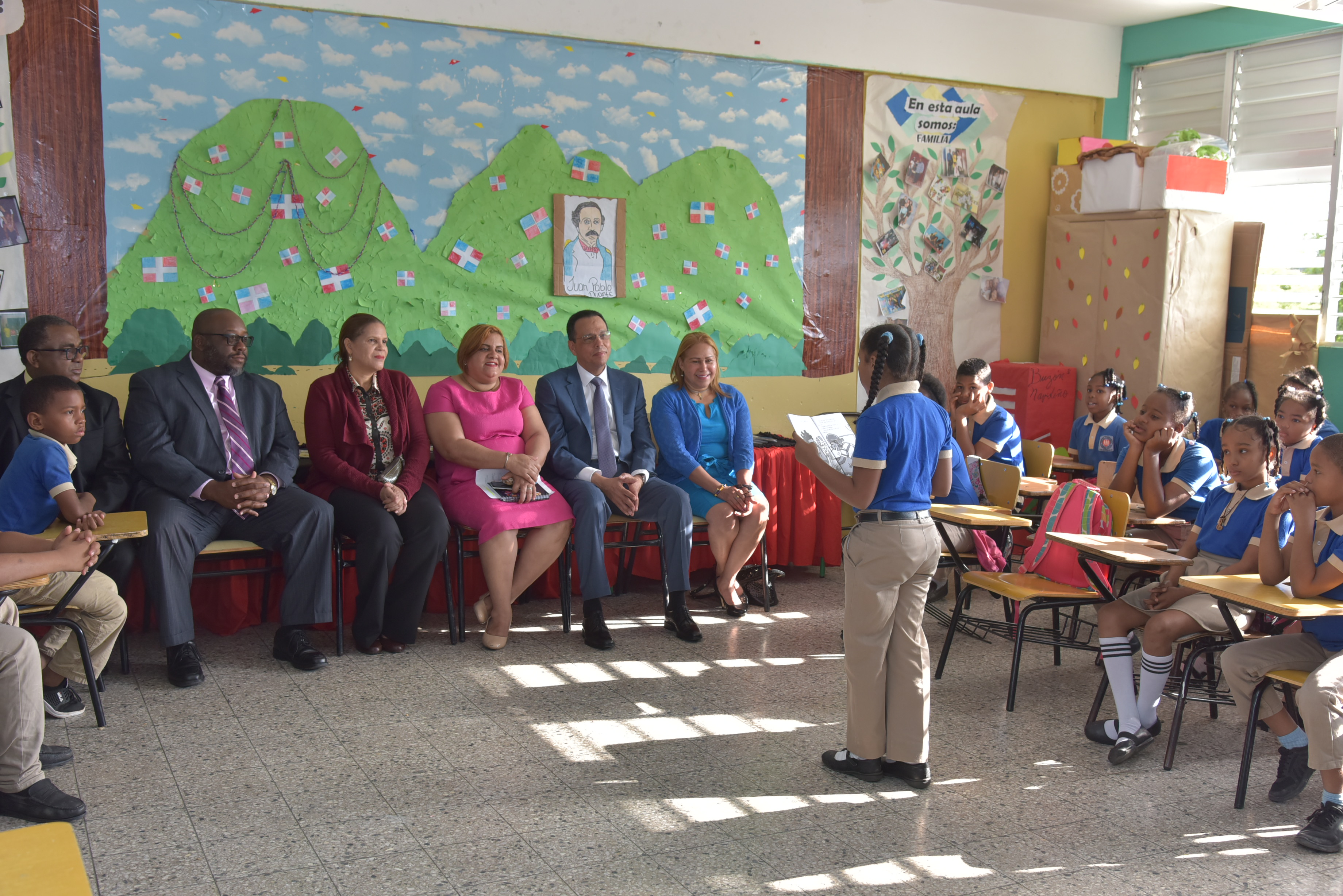  imagen Ministro Antonio Peña Mirabal visita estudiantes del Centro Parroquial Domingo Savio, del sector Los Guandules en esta capital. 