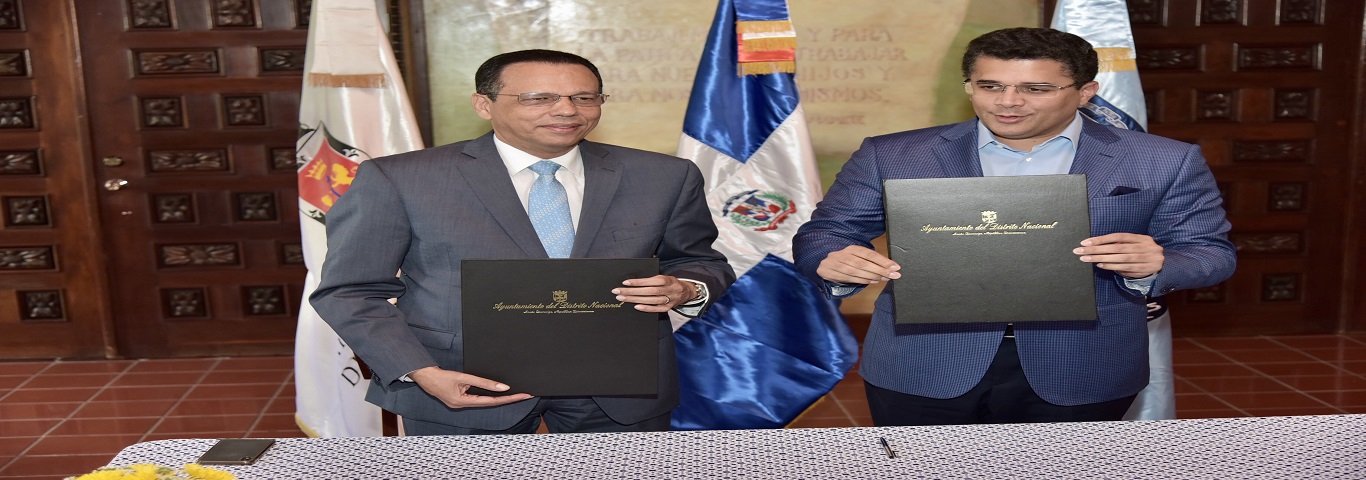  imagen Ministro de educación Antonio Peña Mirabal y Alcalde David Collado mientras firman acuerdo. 
