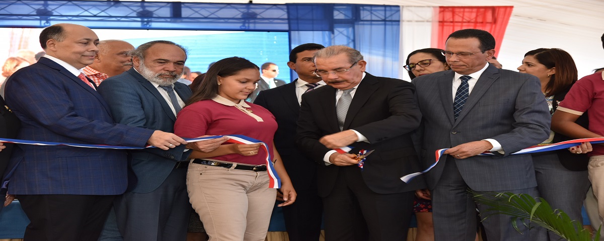  imagen Presidente Medina y ministro Antonio Peña Mirabal hacen corte de cinta en la inauguración 