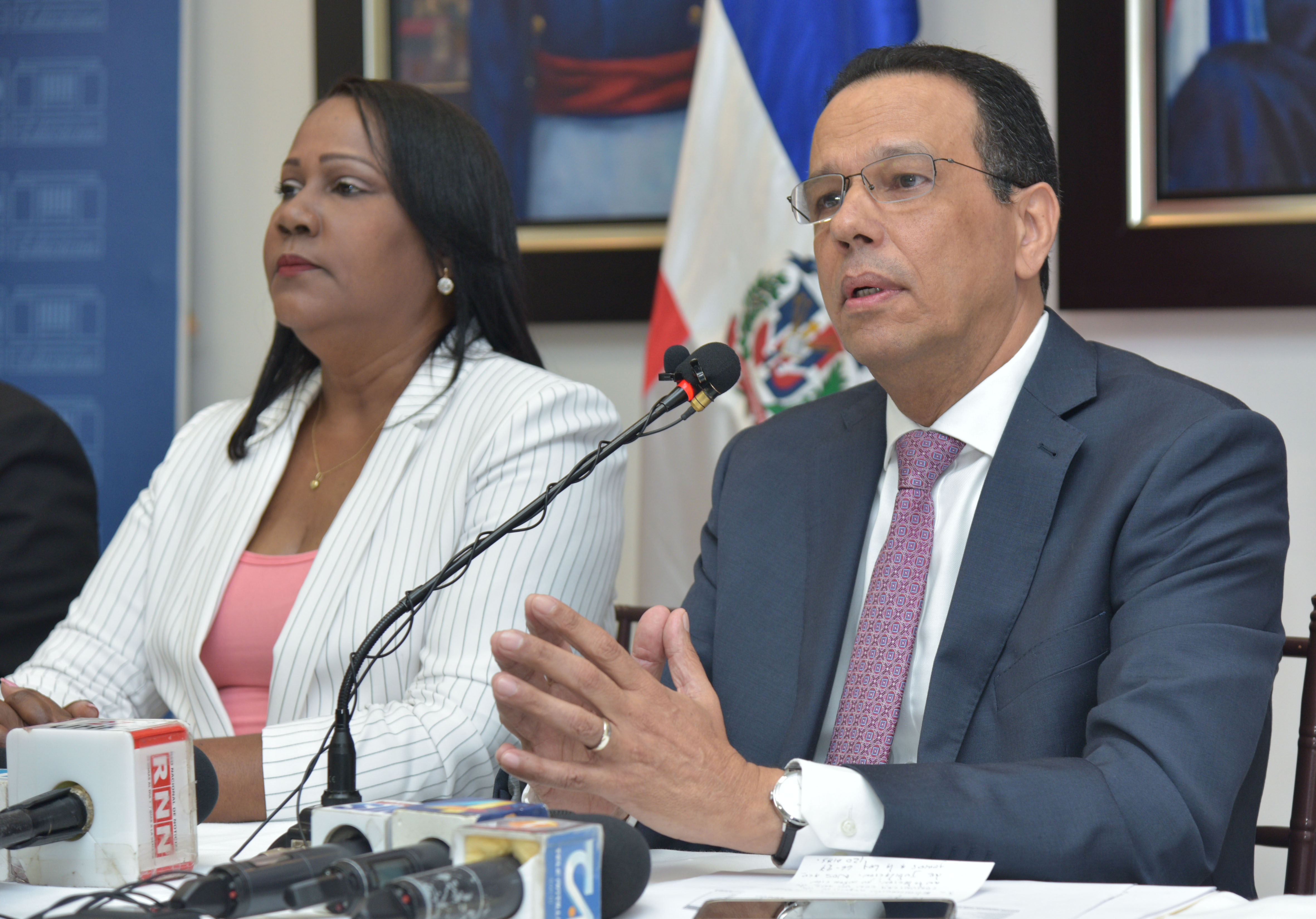  imagen Ministro Antonio Peña Mirabal sentado junto a Presidenta de la ADP, Xiomara Guante 