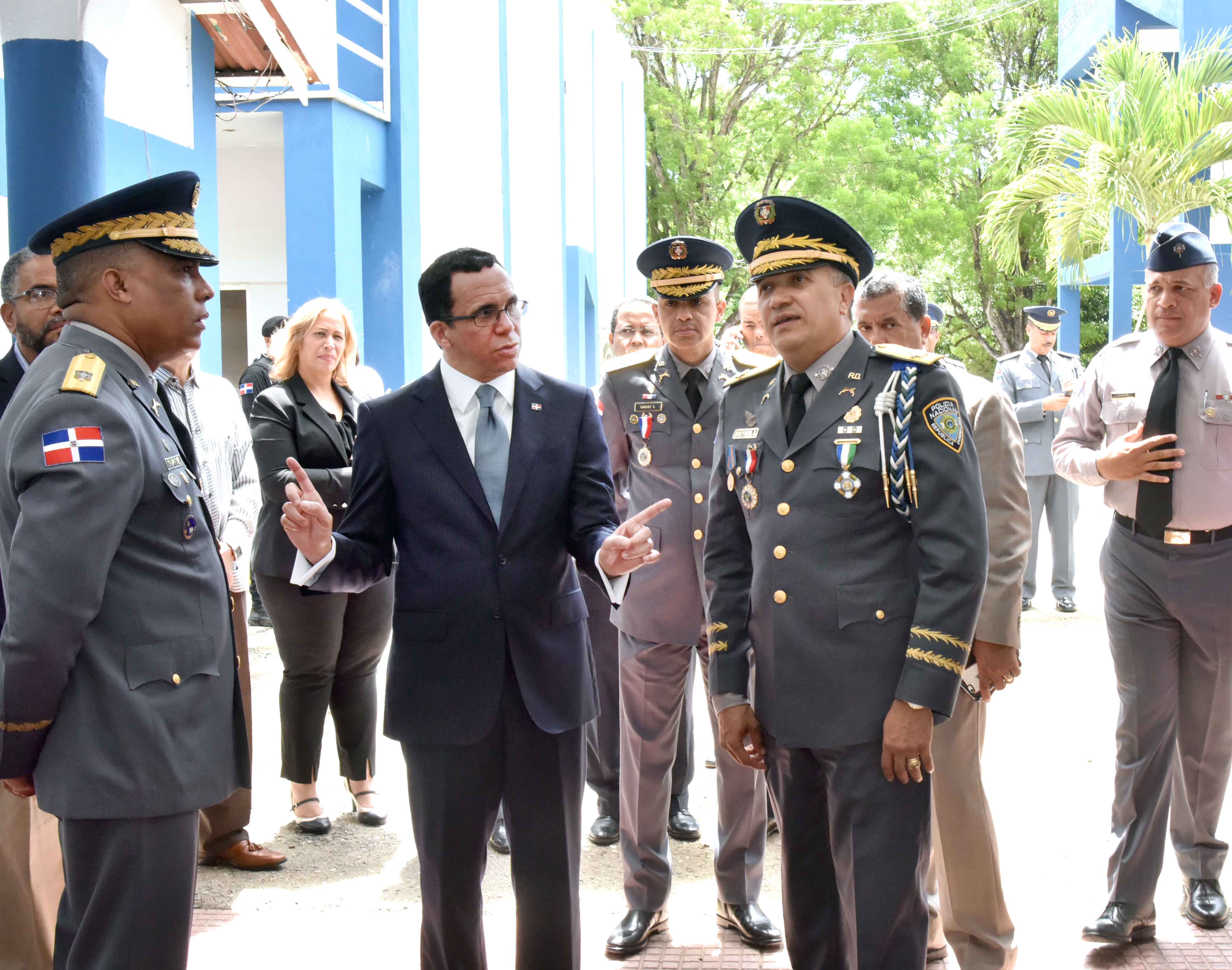  imagen Ministro Andrés Navarro dándose la mano con el Director General de la Policía Nacional luego de firma de acuerdo Interinstitucional  