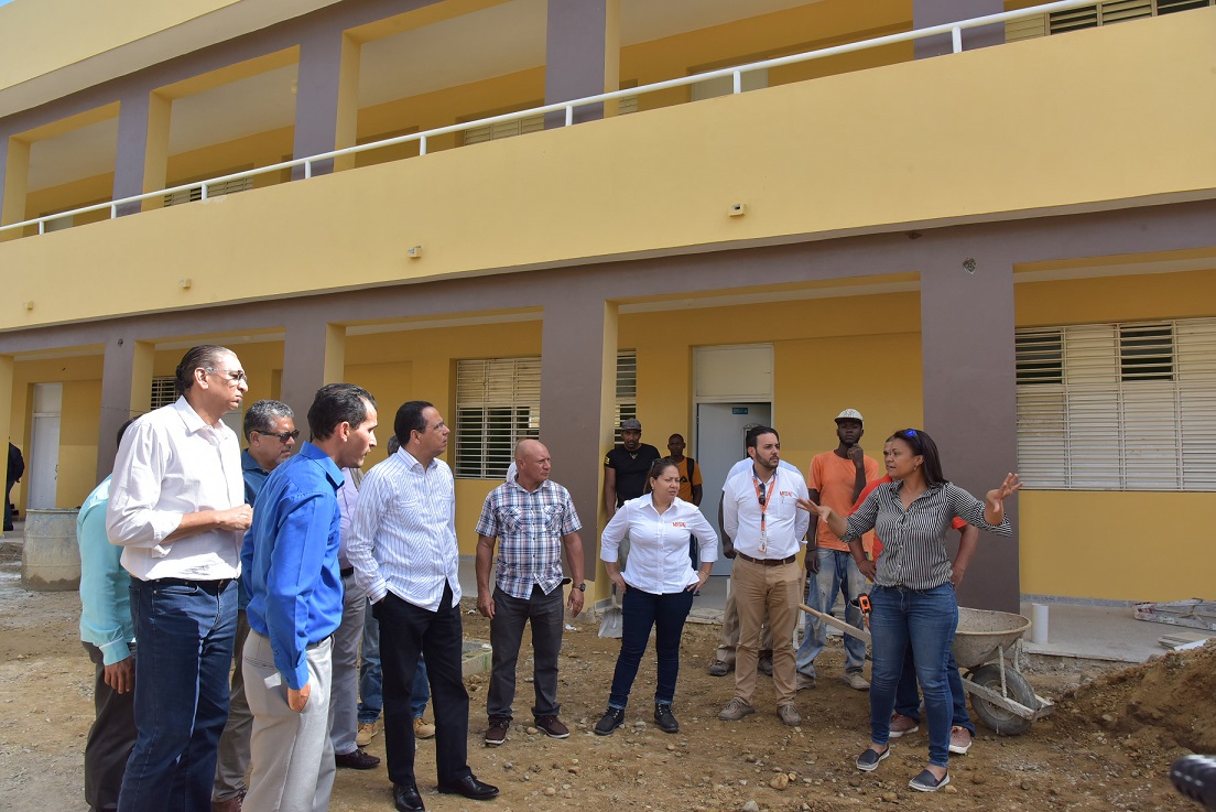  imagen  Ministro Antonio Peña Mirabal se compromete a terminar centros educativos paralizados en el distrito municipal El Caimito y los municipios Sabana Iglesia y Navarrete. 
