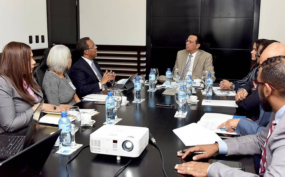  imagen Ministro Antonio Peña Mirabal reunido en su despacho con directivos del INABIMA  