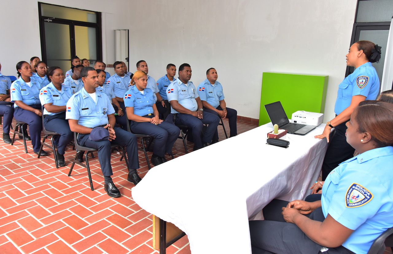  imagen Grupo de agentes de la Policía Escolar miemntras reciben charla de capacitazción. La Policía Escolar es una dirección de la Policía Nacional adscrita al Ministerio de Educación. 