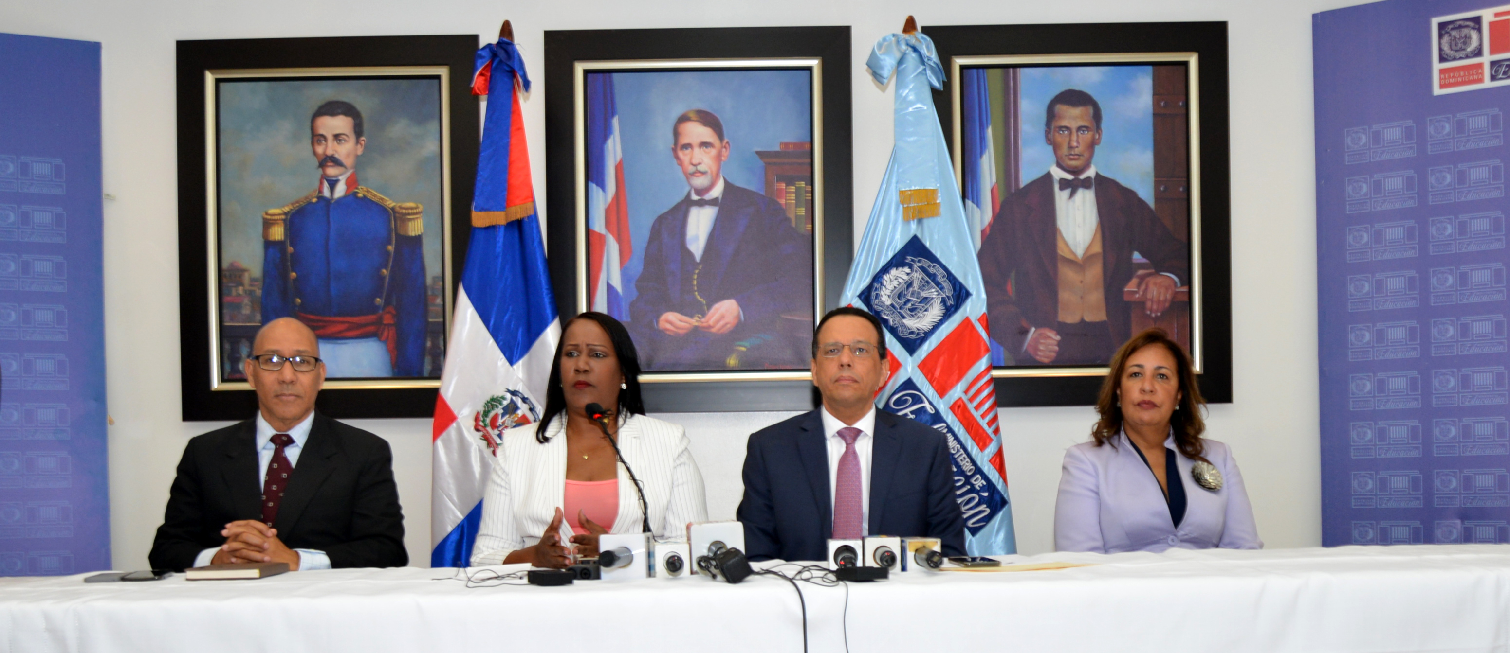  imagen Ministro Antonio Peña Mirabal sentado junto a Presidenta de la ADP, Xiomara Guante 