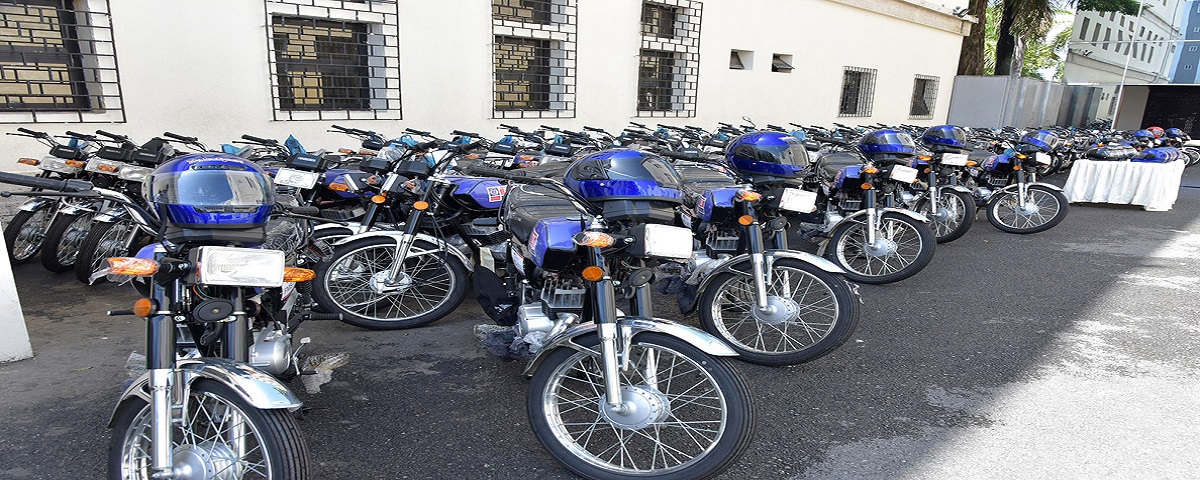  imagen Henry Santos hace la entrega de las motocicletas 