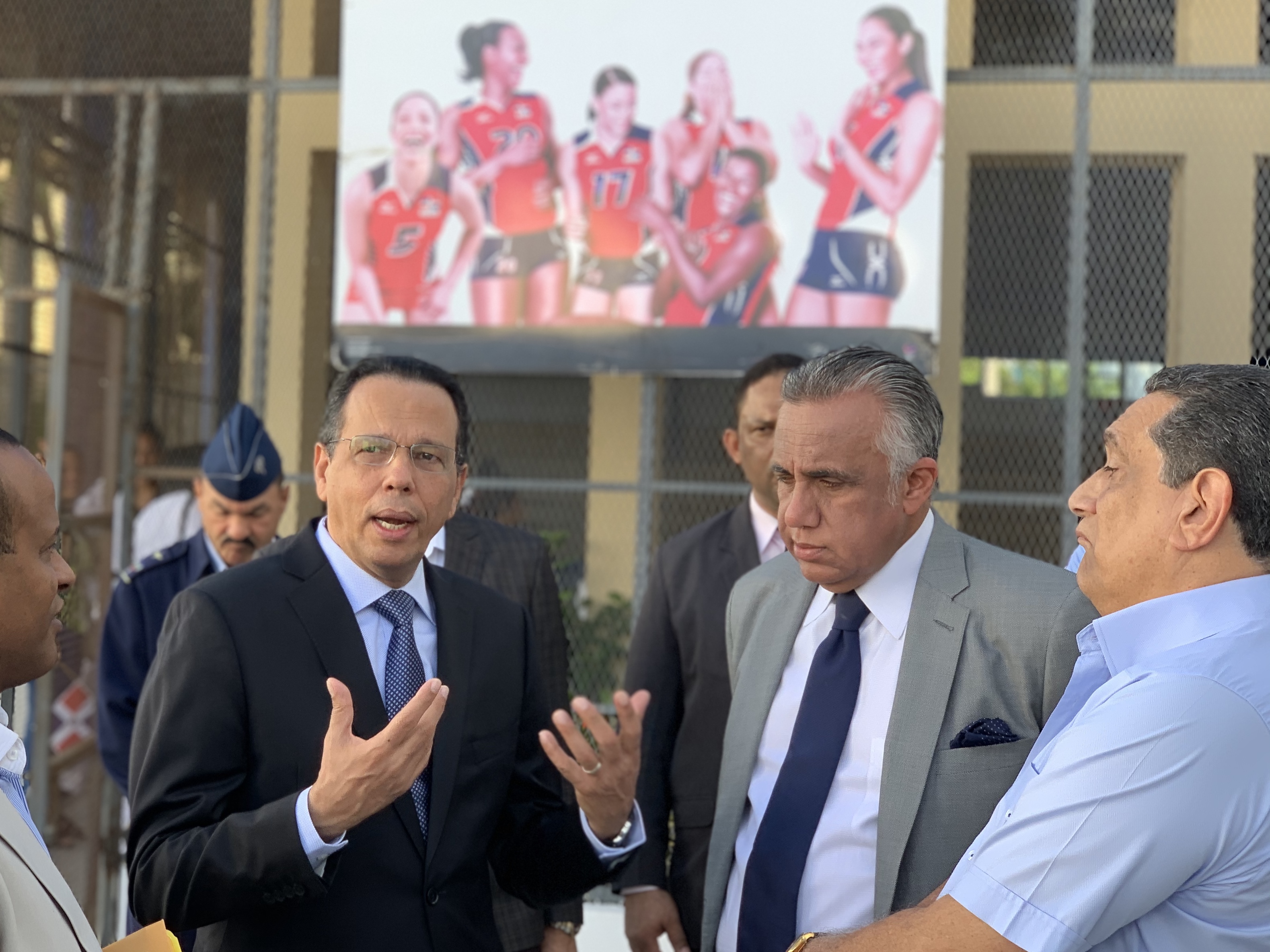  imagen Ministro Antonio Peña Mirabal junto al presidente del comité Olímpico Dominicano, Luisín Mejía.  