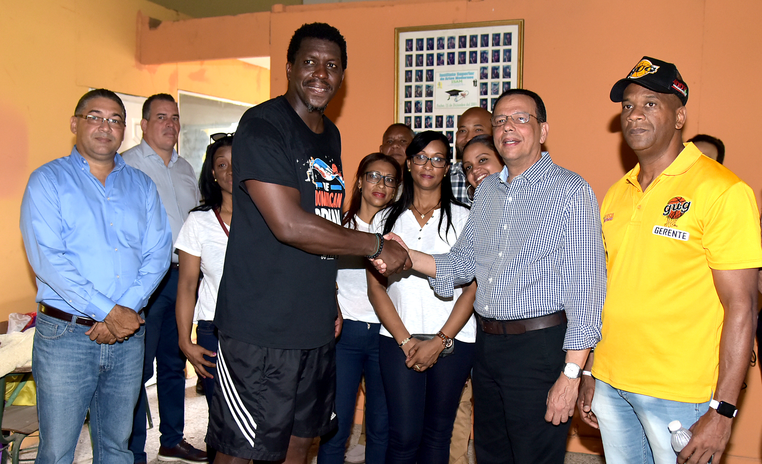  imagen Ministro de Educación, Antonio Peña Mirabal, conversa con un joven atleta del club GUG. 