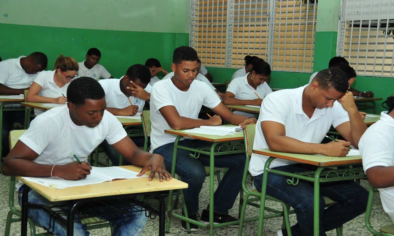  imagen Estudiantes en el aula tomando un examen  
