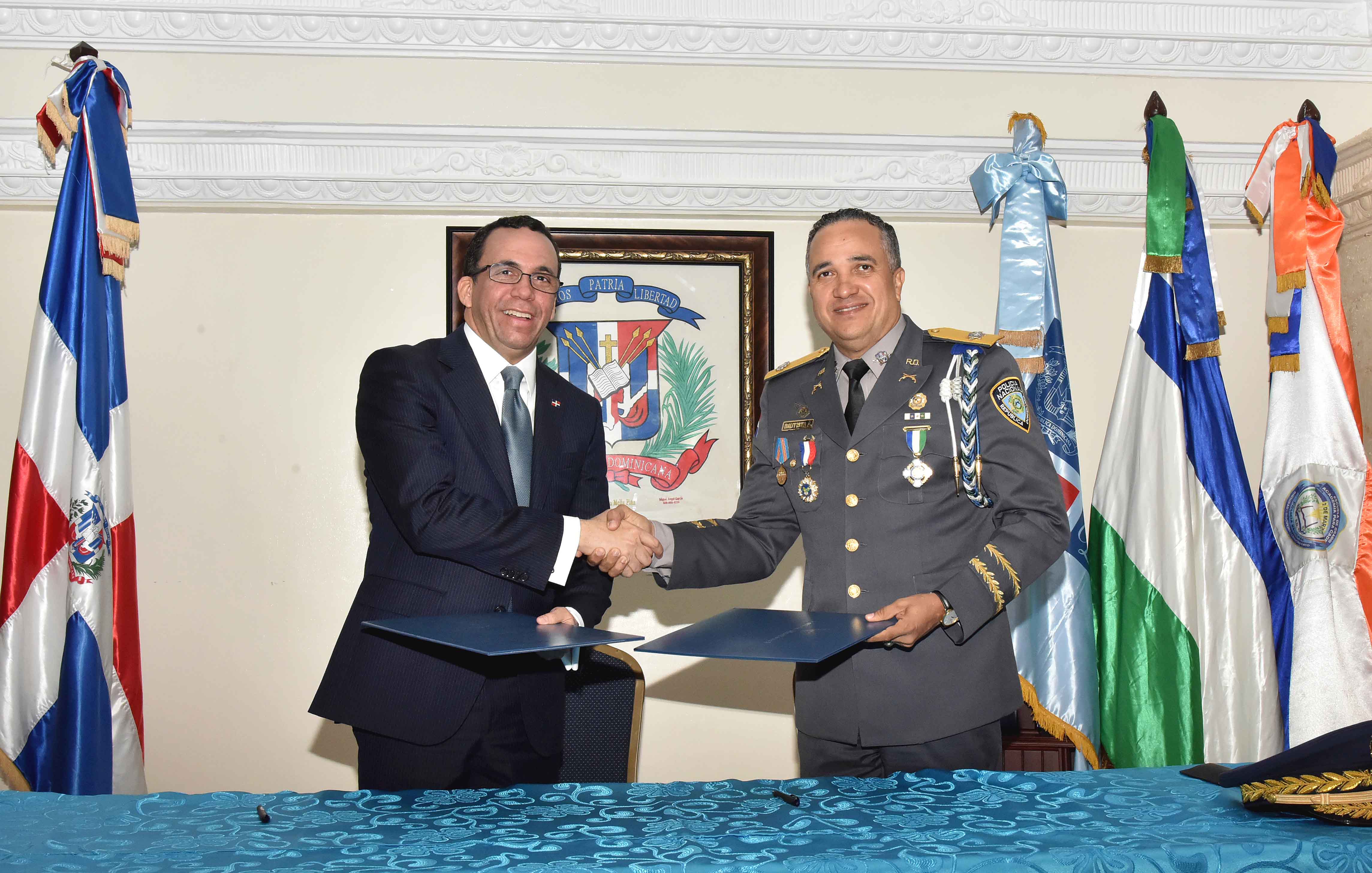  imagen Ministro Andrés Navarro dándose la mano con el Director General de la Policía Nacional luego de firma de acuerdo Interinstitucional  