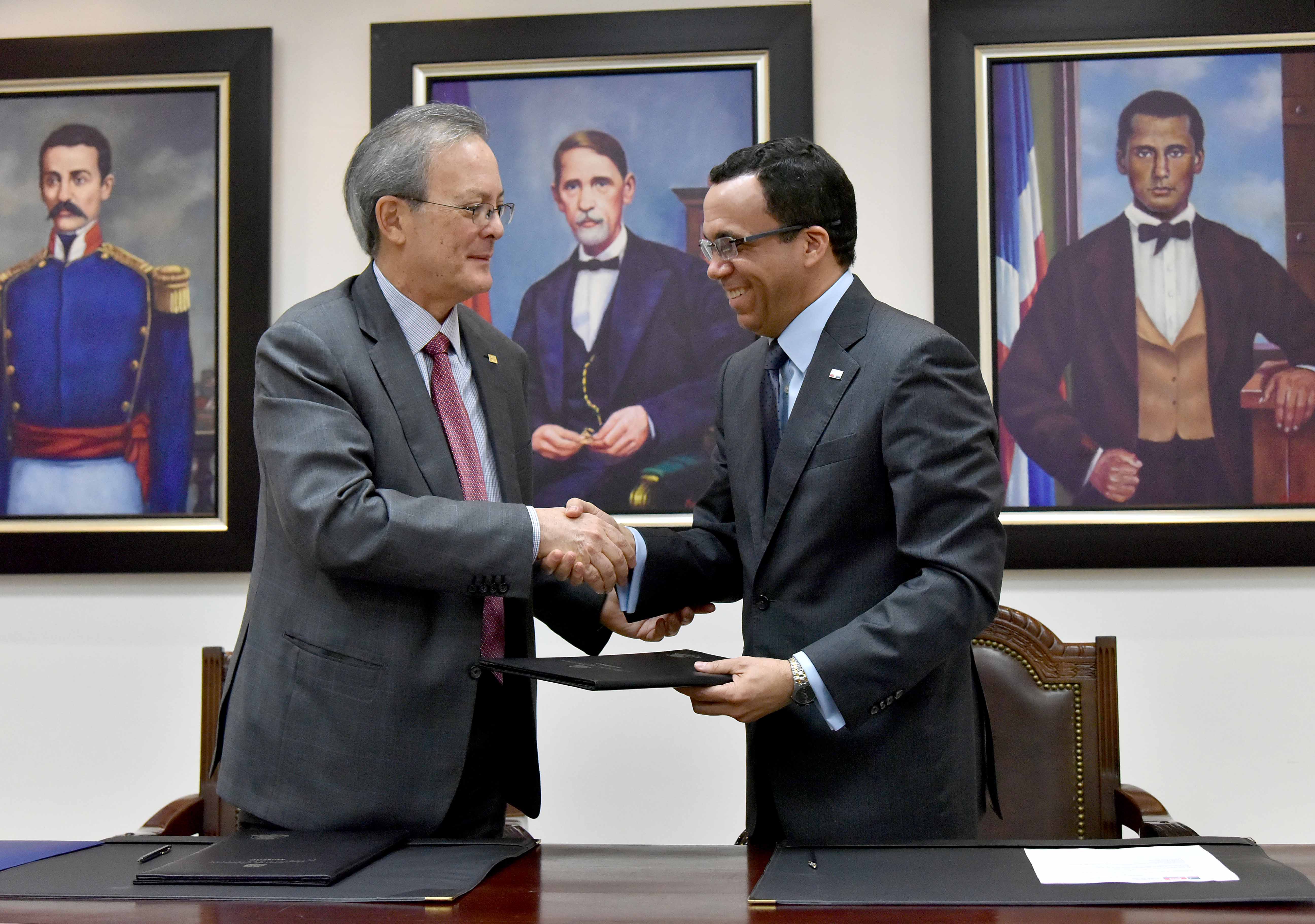  imagen Ministro Andrés Navarro y Presidente Grupo Popular, Manuel A. Grullon firmando acuerdo entre Ministerio de Educación y Fundación Popular  